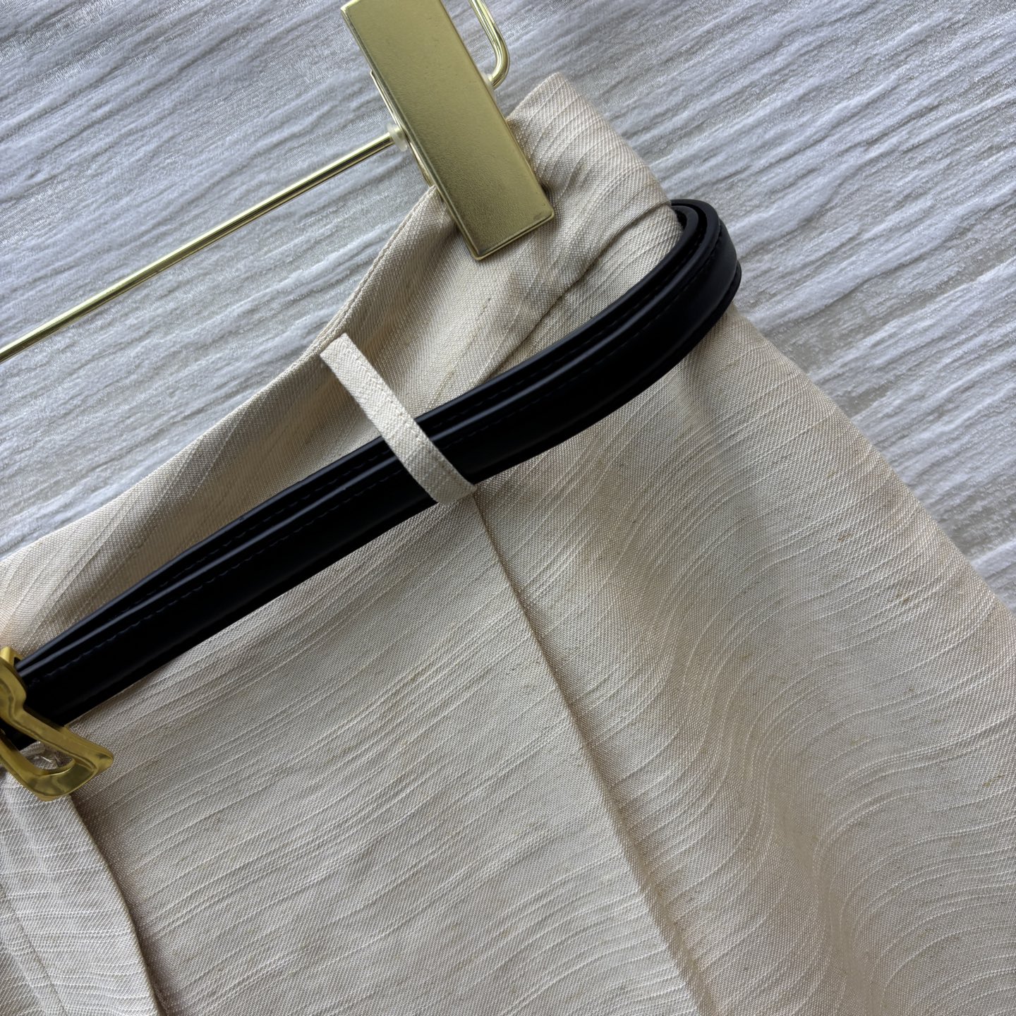 White V-Neck T-Shirt and Shorts Combination - 图片 5