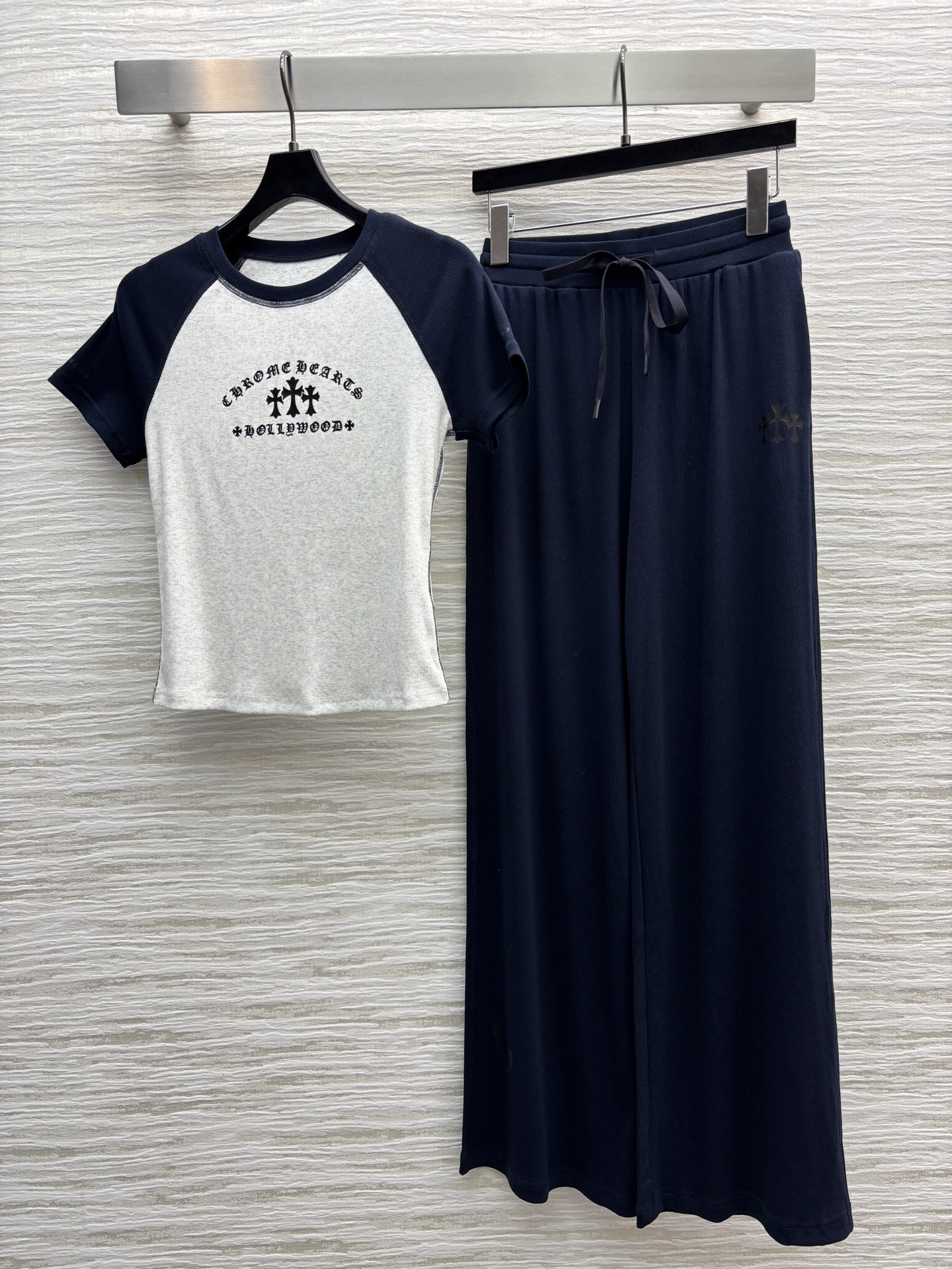 Stylish Heavy-Handed Female Suit Collection with Casual Leisure Wear and Round-Cap T-Shirts - 图片 1