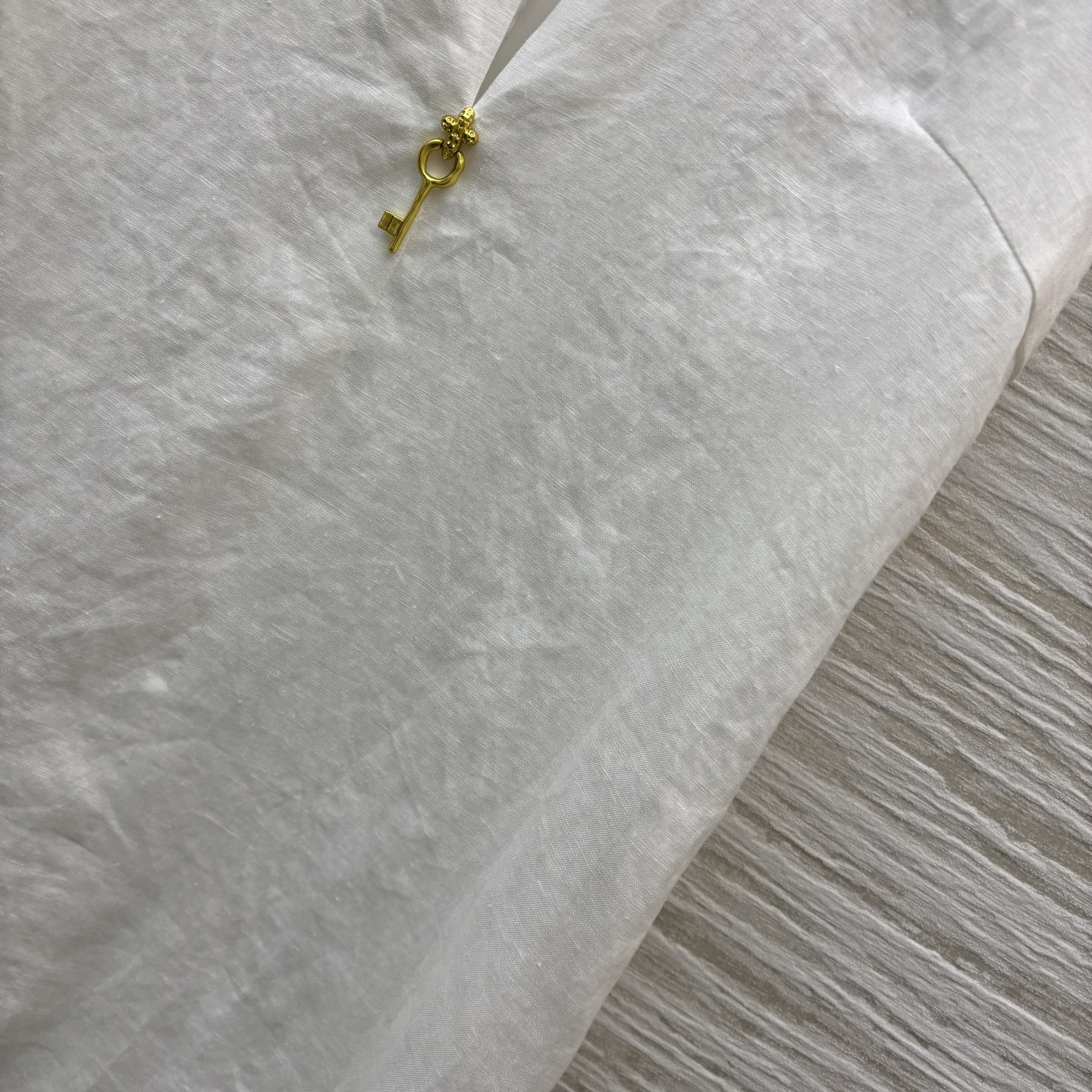 Elegant Linen Sleeveless Dress with Gold Key Detail - Classic Chic 6 i1747631739425 1640 0 5