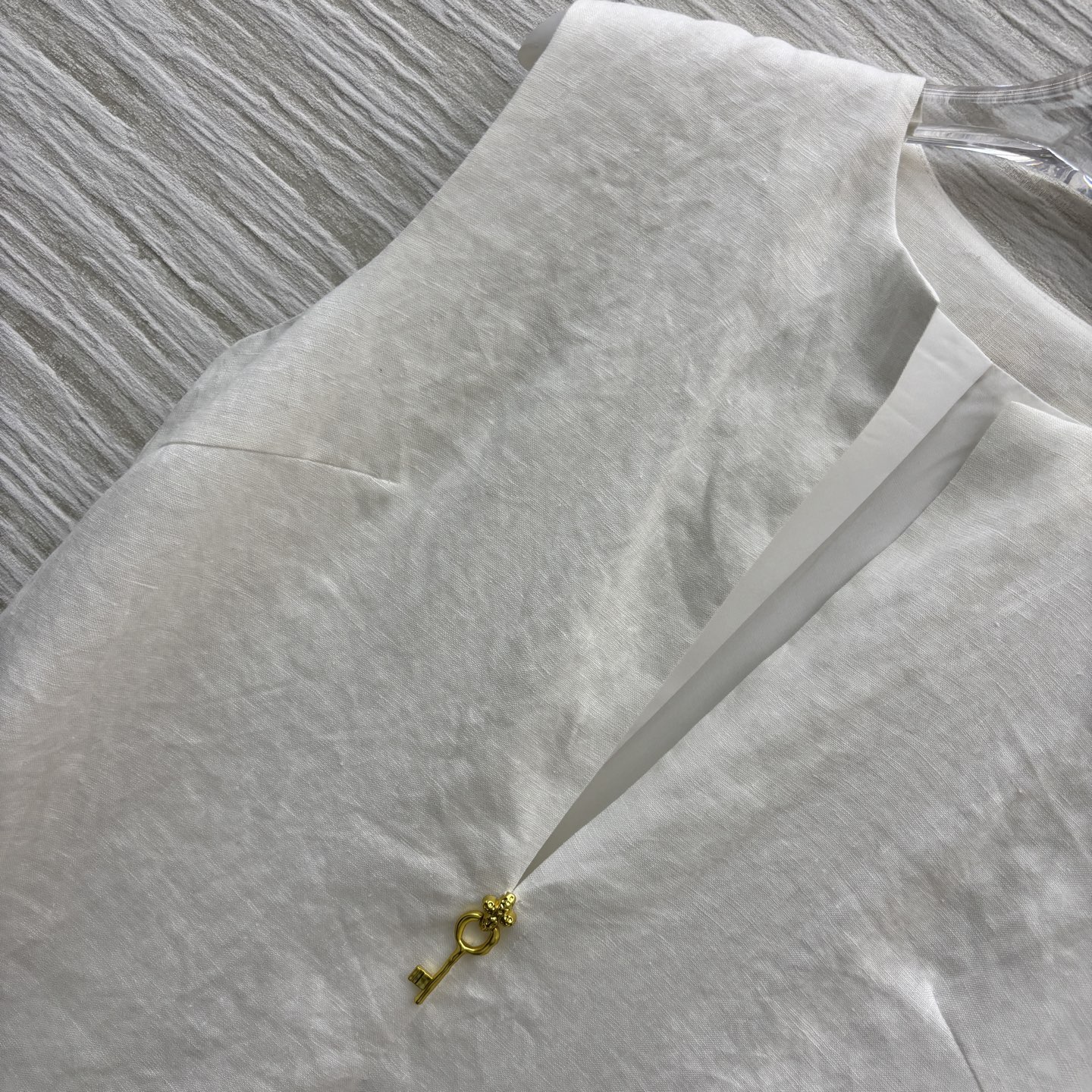 Elegant Linen Sleeveless Dress with Gold Key Detail - Classic Chic 4 i1747631739509 374 0 2