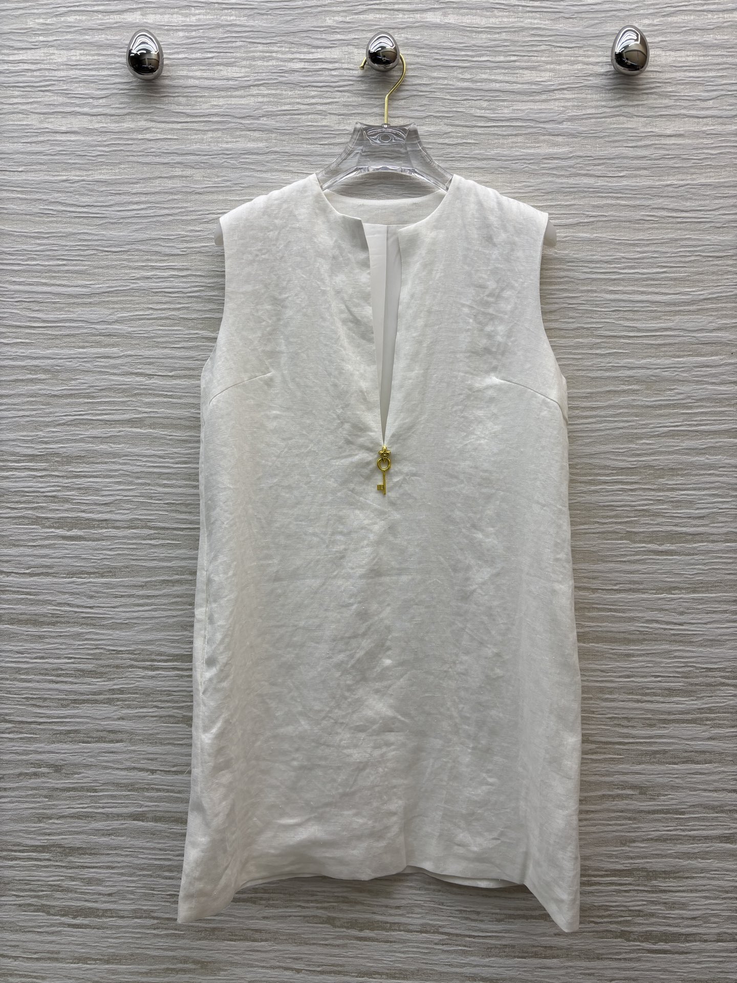 Elegant Linen Sleeveless Dress with Gold Key Detail - Classic Chic 2 i1747631739694 8067 0 0