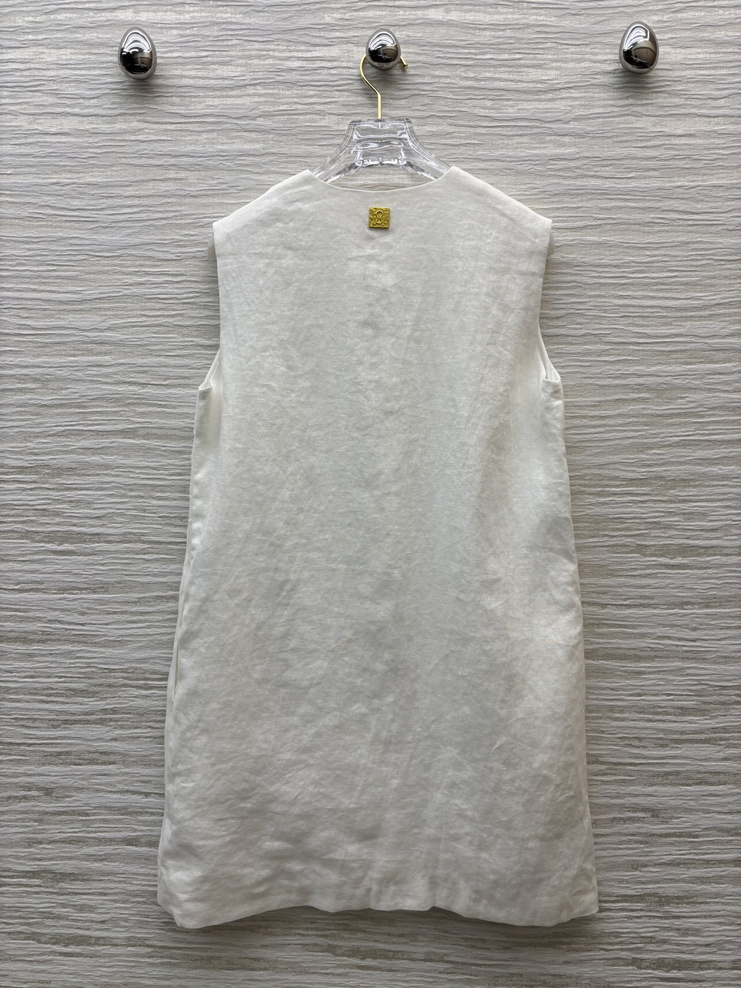 Elegant Linen Sleeveless Dress with Gold Key Detail - Classic Chic 7 i1747631740639 3119 0 7