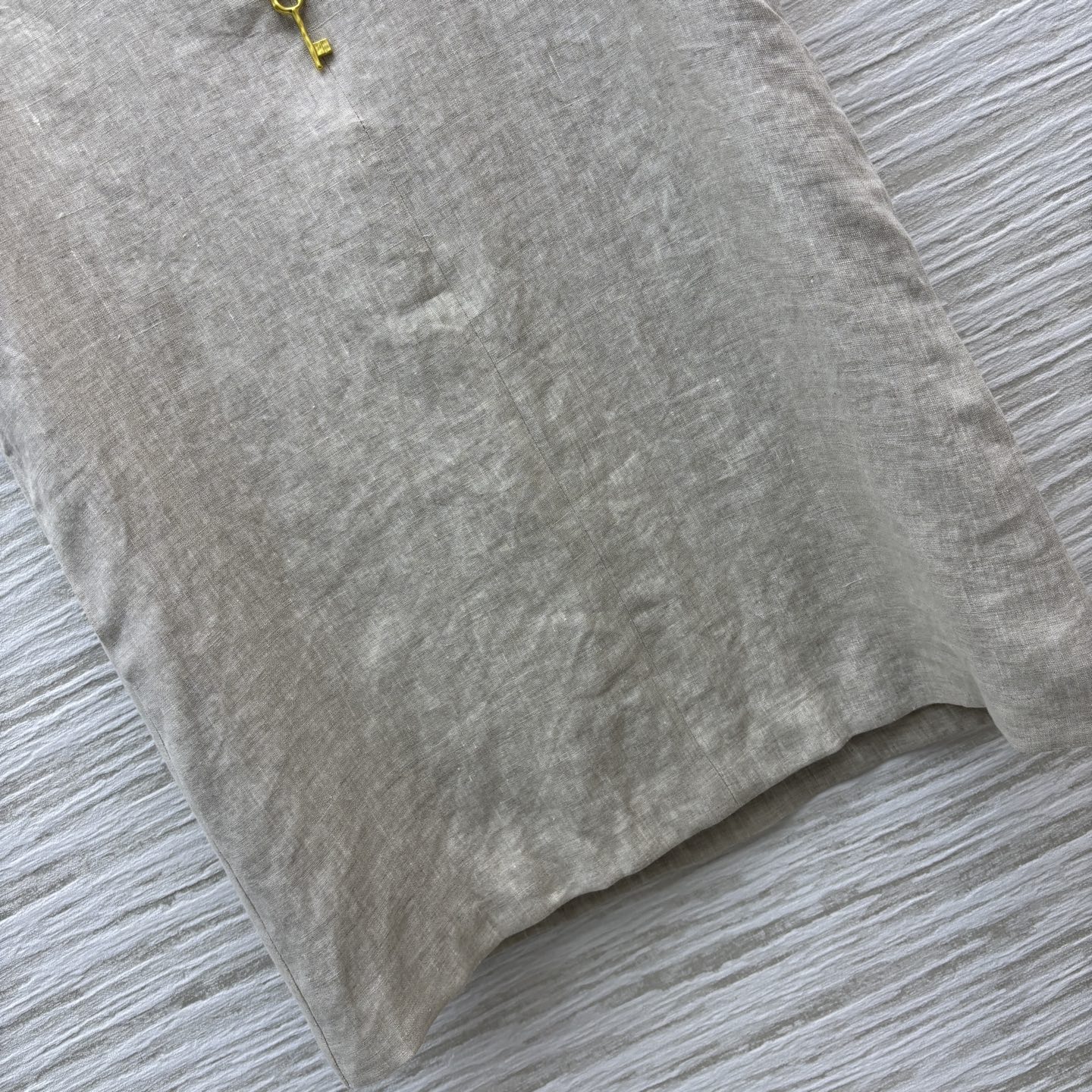 “Original Scavenger Dress: Sch’s House Spring/Summer Collection with Gold Key Button Decorations” - 图片 6