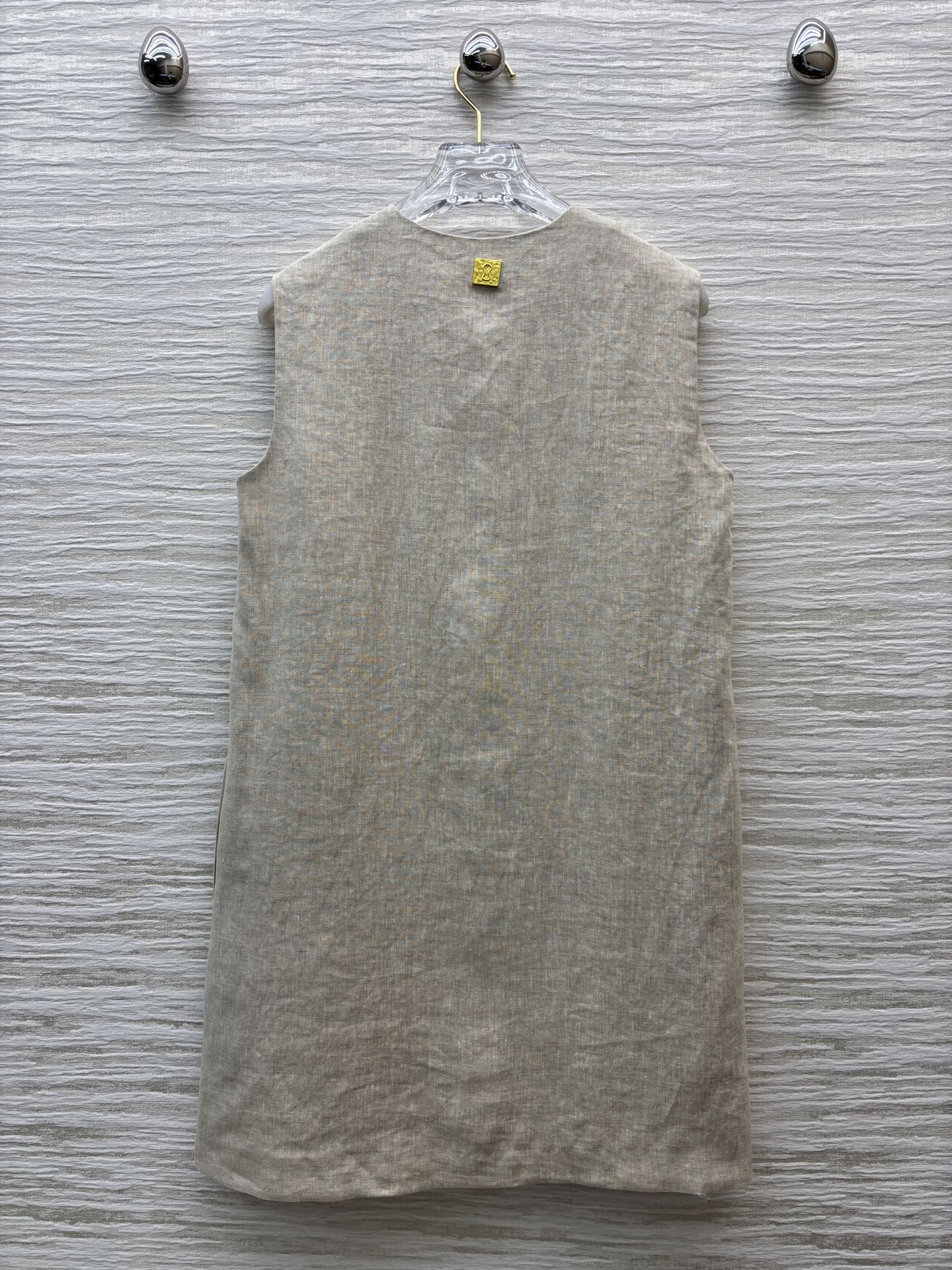 “Original Scavenger Dress: Sch’s House Spring/Summer Collection with Gold Key Button Decorations” - 图片 8