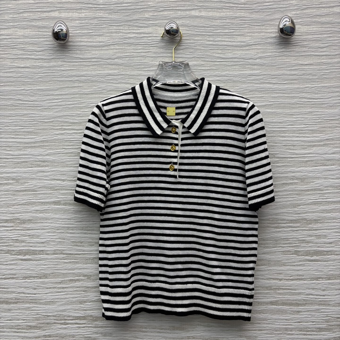 Sch家 Polo领条纹针织短袖上衣 经典拼色条纹设计 异形扣装饰 上身巨显气质 略宽松的剪裁设计 任何