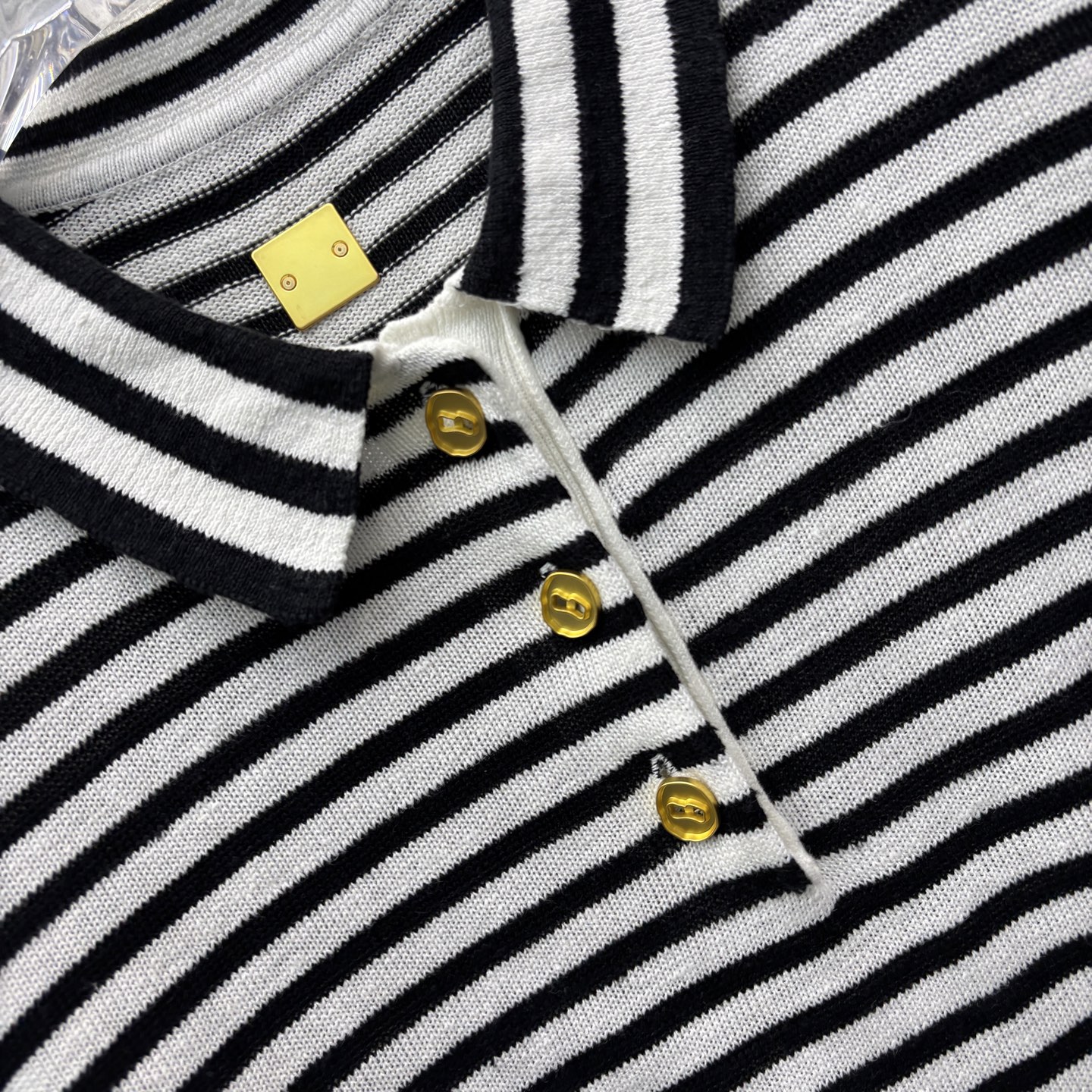 Sch家 Polo领条纹针织短袖上衣 经典拼色条纹设计 异形扣装饰 上身巨显气质 略宽松的剪裁设计 任何