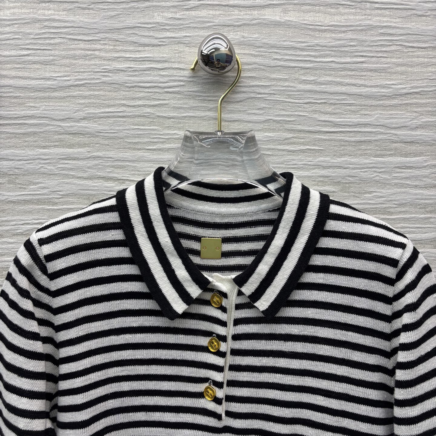 Sch家 Polo领条纹针织短袖上衣 经典拼色条纹设计 异形扣装饰 上身巨显气质 略宽松的剪裁设计 任何