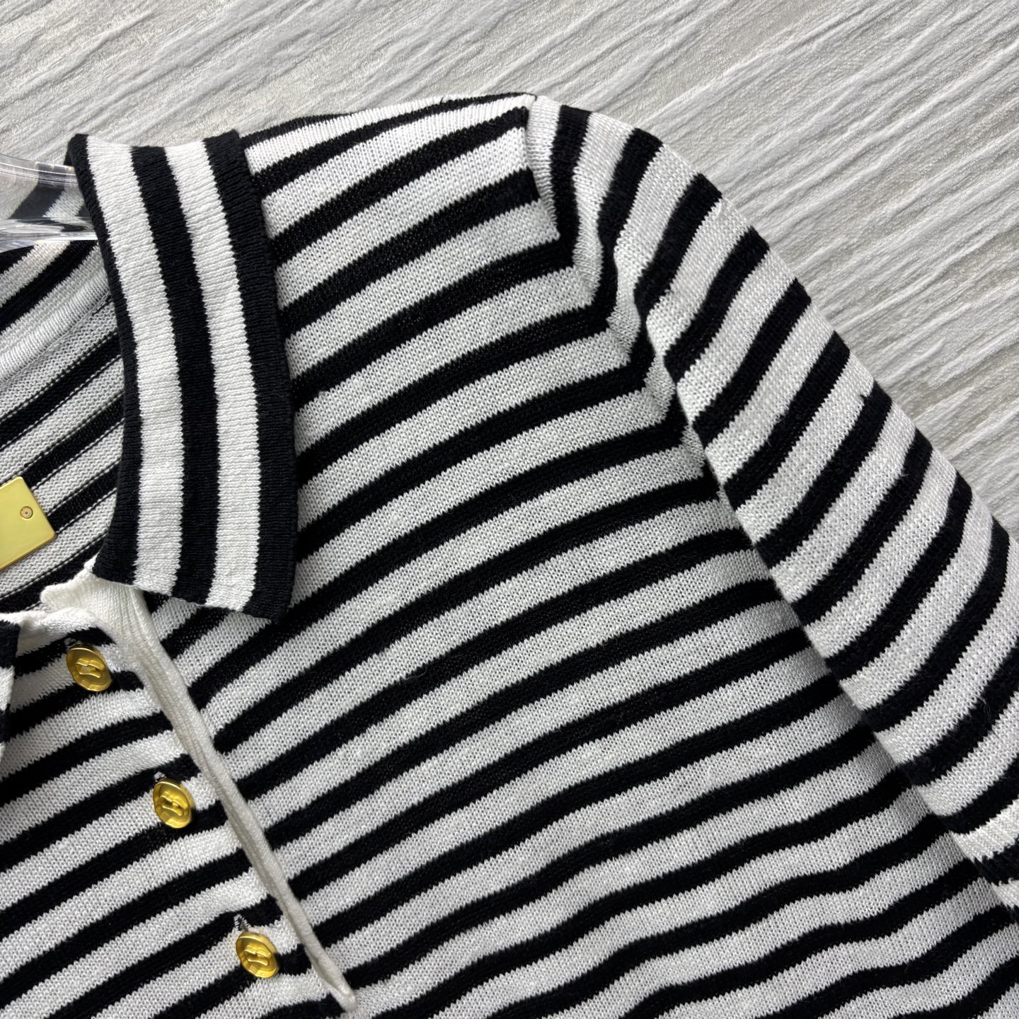 Sch家 Polo领条纹针织短袖上衣 经典拼色条纹设计 异形扣装饰 上身巨显气质 略宽松的剪裁设计 任何