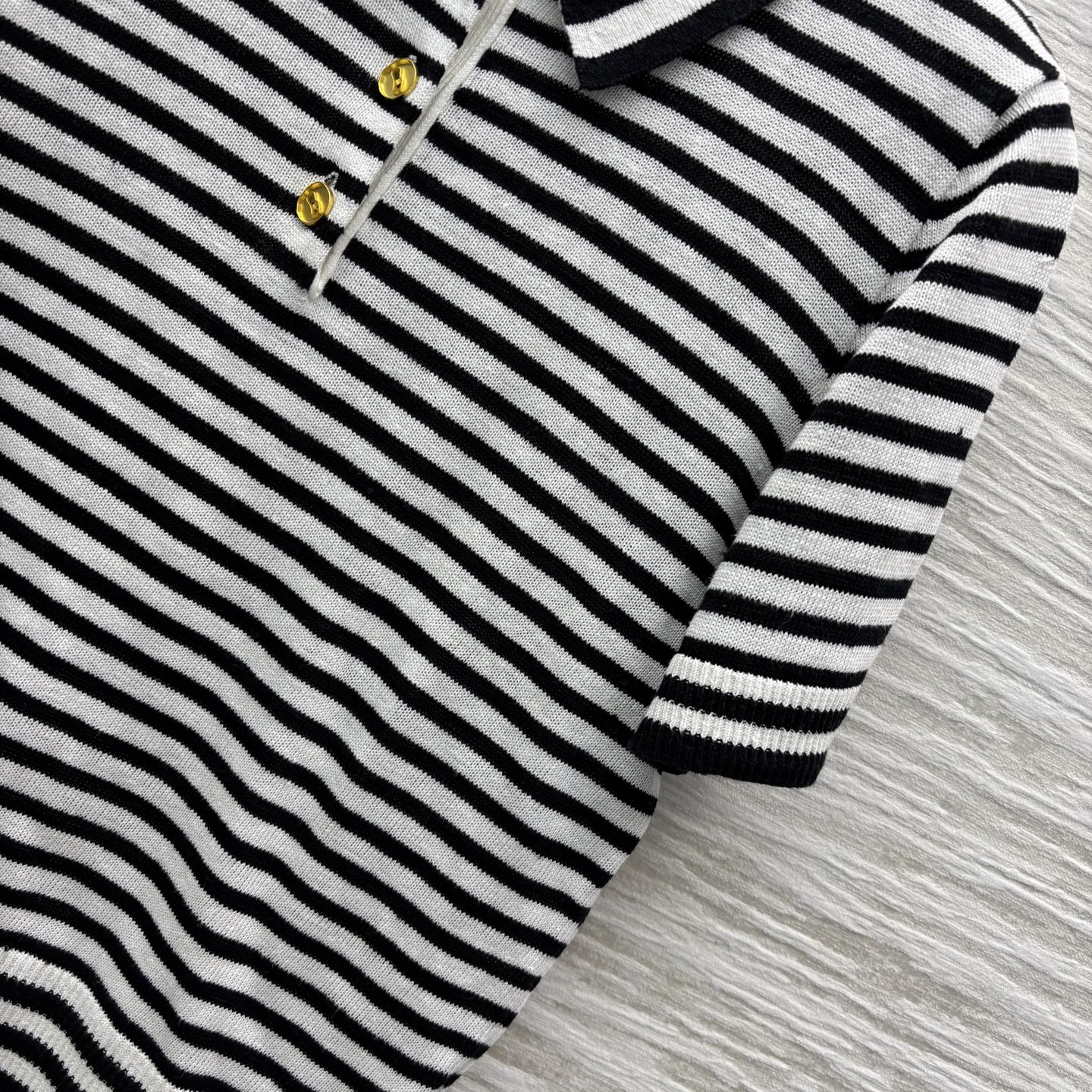 Sch家 Polo领条纹针织短袖上衣 经典拼色条纹设计 异形扣装饰 上身巨显气质 略宽松的剪裁设计 任何
