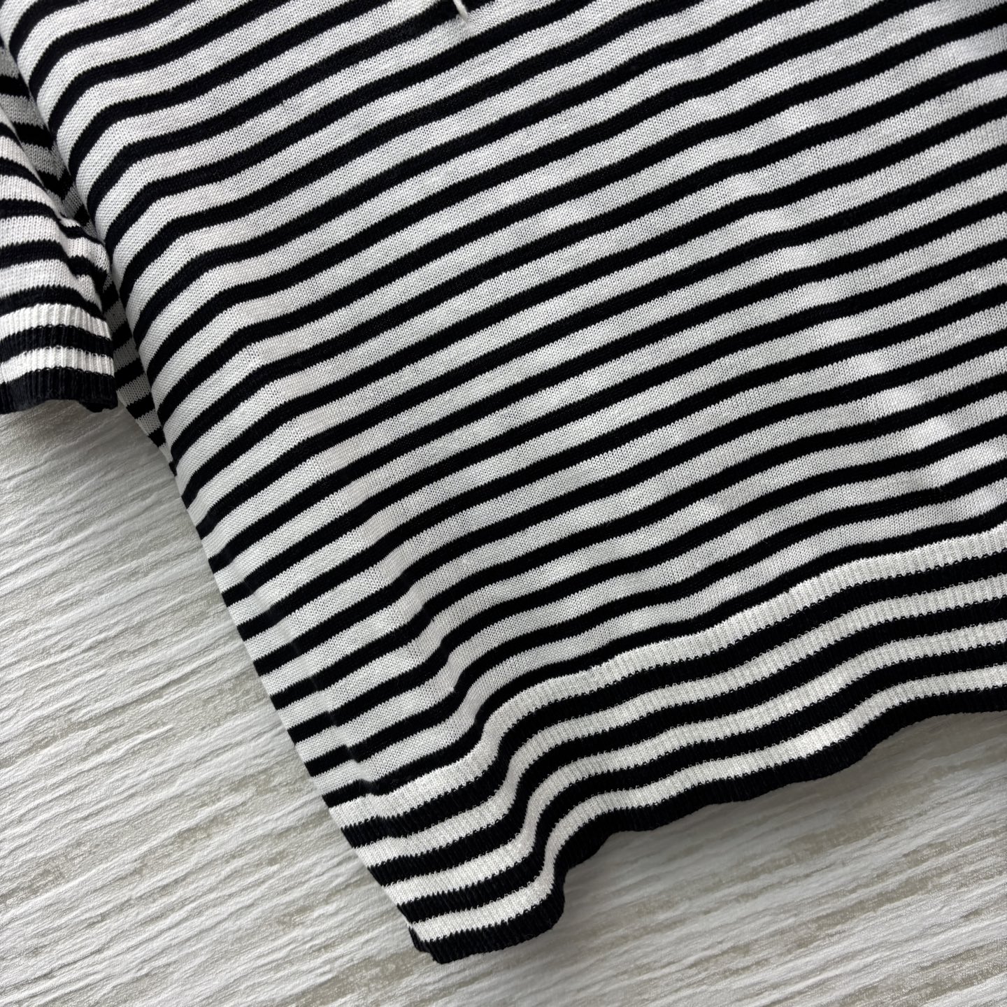 Sch家 Polo领条纹针织短袖上衣 经典拼色条纹设计 异形扣装饰 上身巨显气质 略宽松的剪裁设计 任何