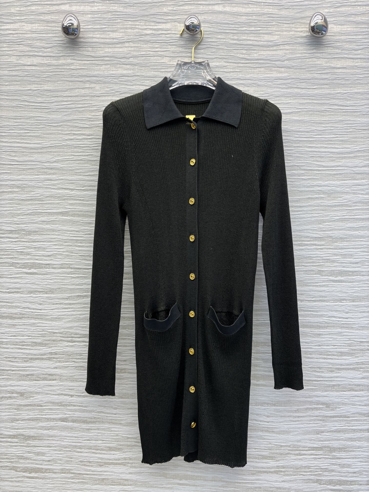 Sch家 25新款 竖条纹长款针织衫 修身气质款 金属扣装饰 休闲又不失帅气 简约又很休闲百搭 早秋时期