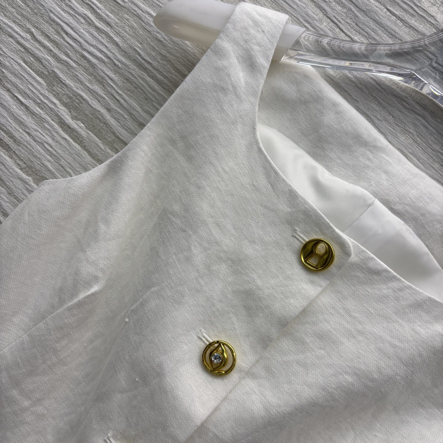 四个码SMLXL Sch家 25春夏 异形扣装饰亚麻马甲 特别适合春夏的不费力穿搭 实穿性很强 任何单品