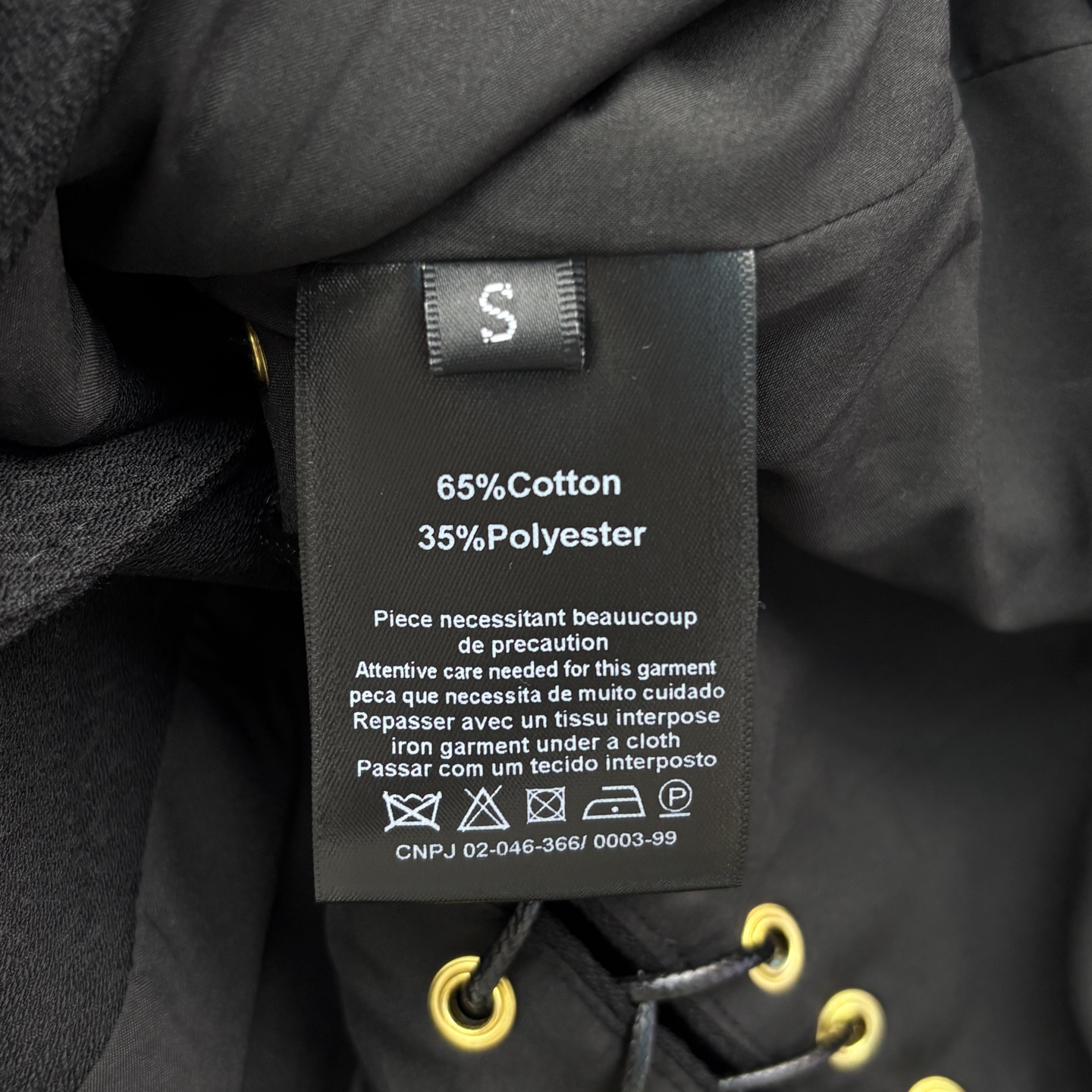 Sch家 25新款 异形扣翻领西装外套 订制羊毛面料 开模异形扣点缀 提升整体精致感 翻领西装版型 后背
