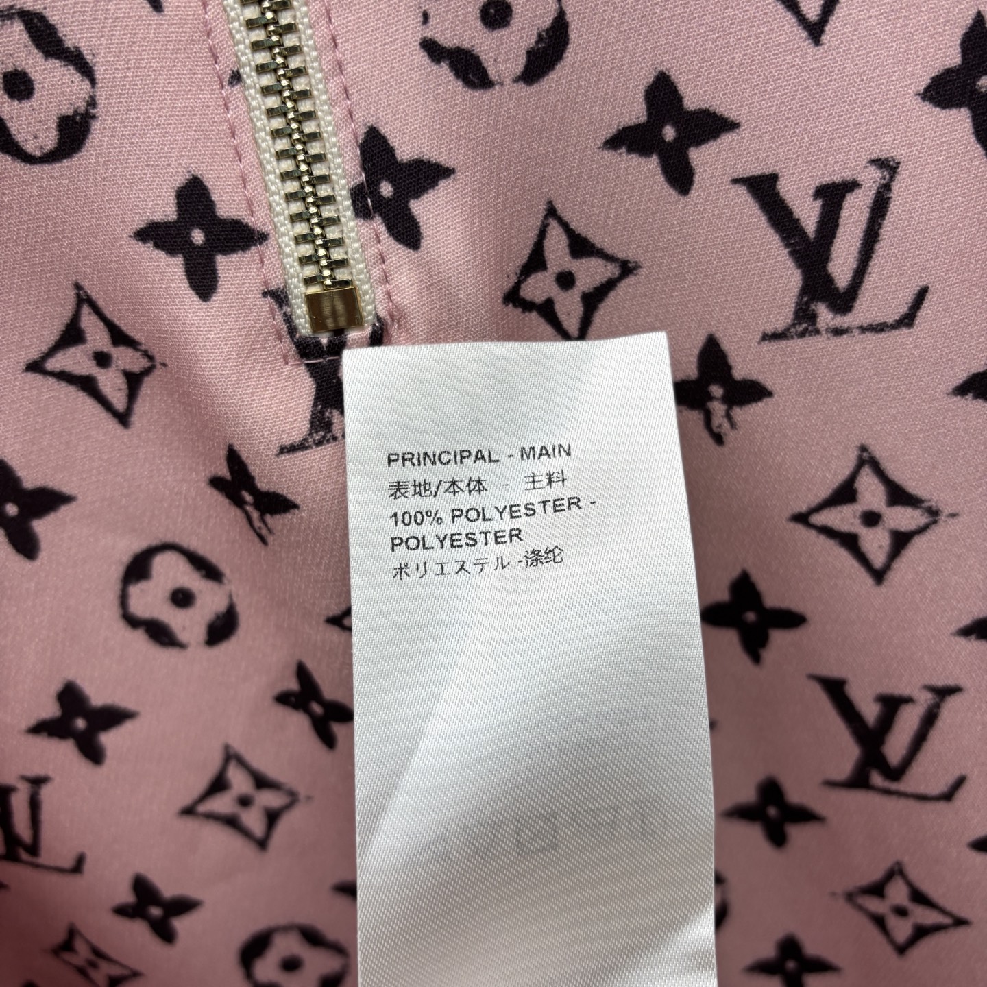 L家 25春夏新款 粉色撞色老花无袖压褶连衣裙 撞色老花满印设计面料 粉色无袖直筒版型 拼接的百褶裙摆超
