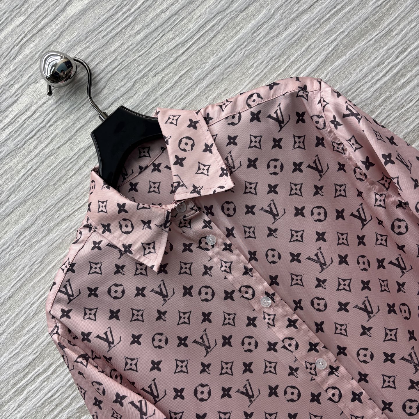 L家 25春夏新款 粉色撞色老花真丝衬衣 经典小翻领设计 宽松版型轻松打造比例感 清爽又时尚 经典老花图