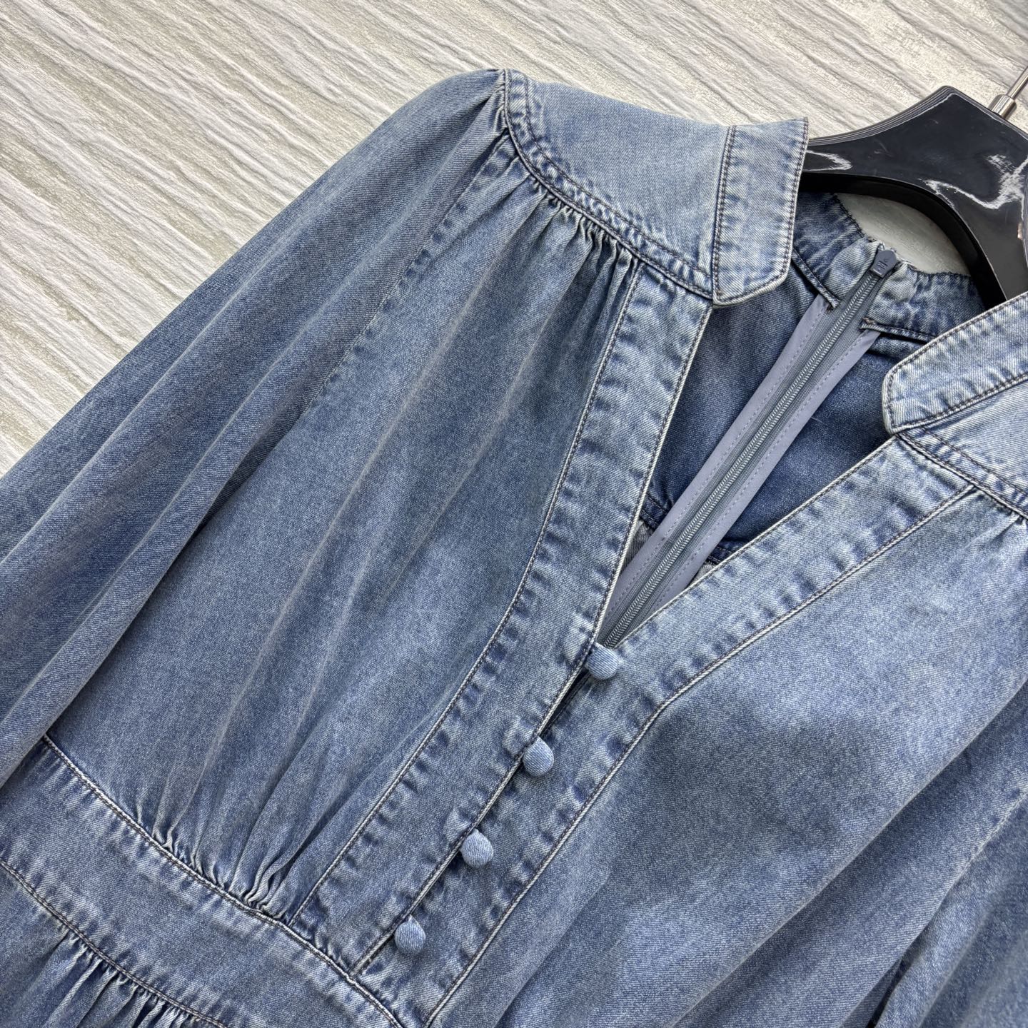 小众品牌Z家25年春夏新品 系列 灯笼袖V领牛仔连衣裙 时髦必备款 V领灯笼袖收腰设计 上身打造性感减龄