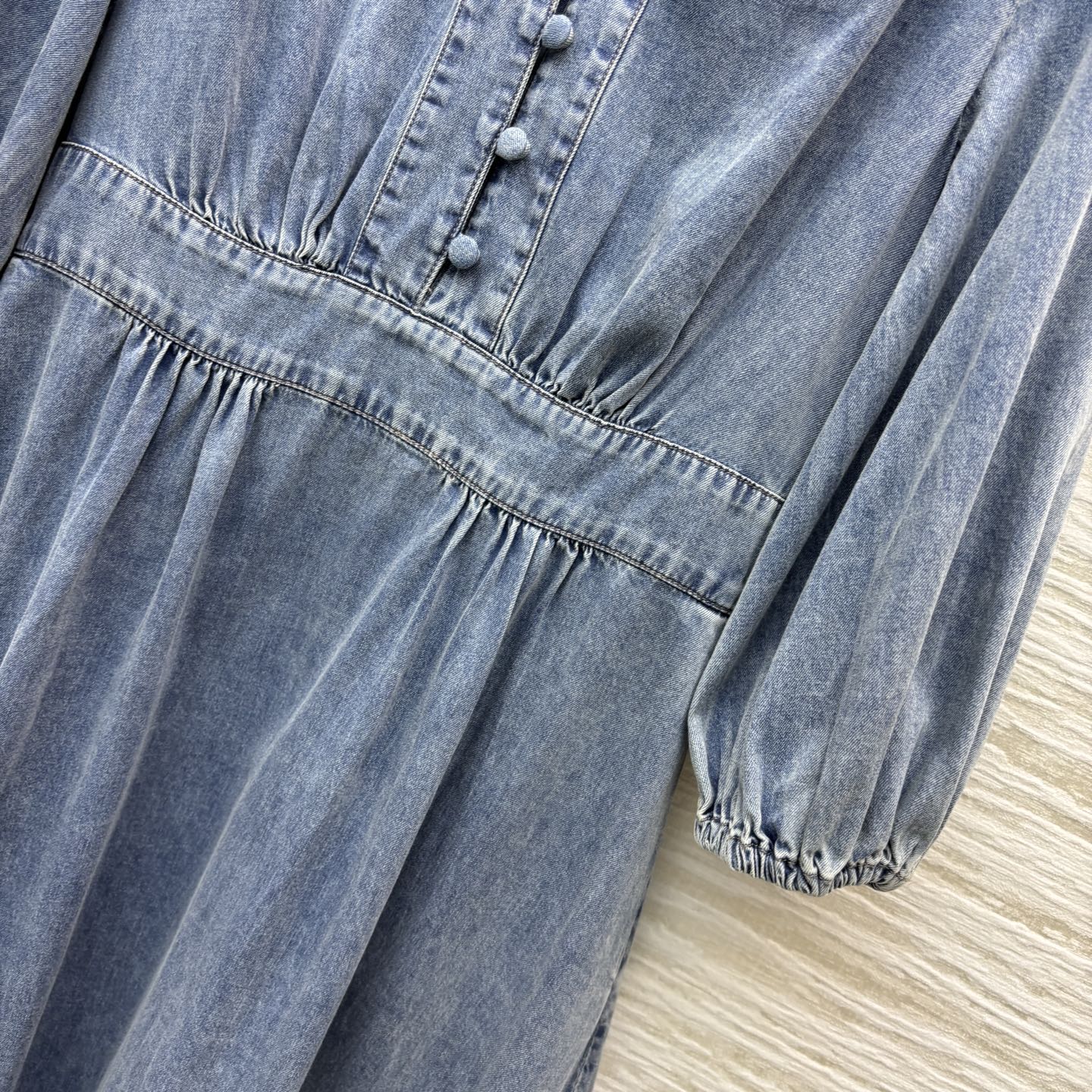 小众品牌Z家25年春夏新品 系列 灯笼袖V领牛仔连衣裙 时髦必备款 V领灯笼袖收腰设计 上身打造性感减龄