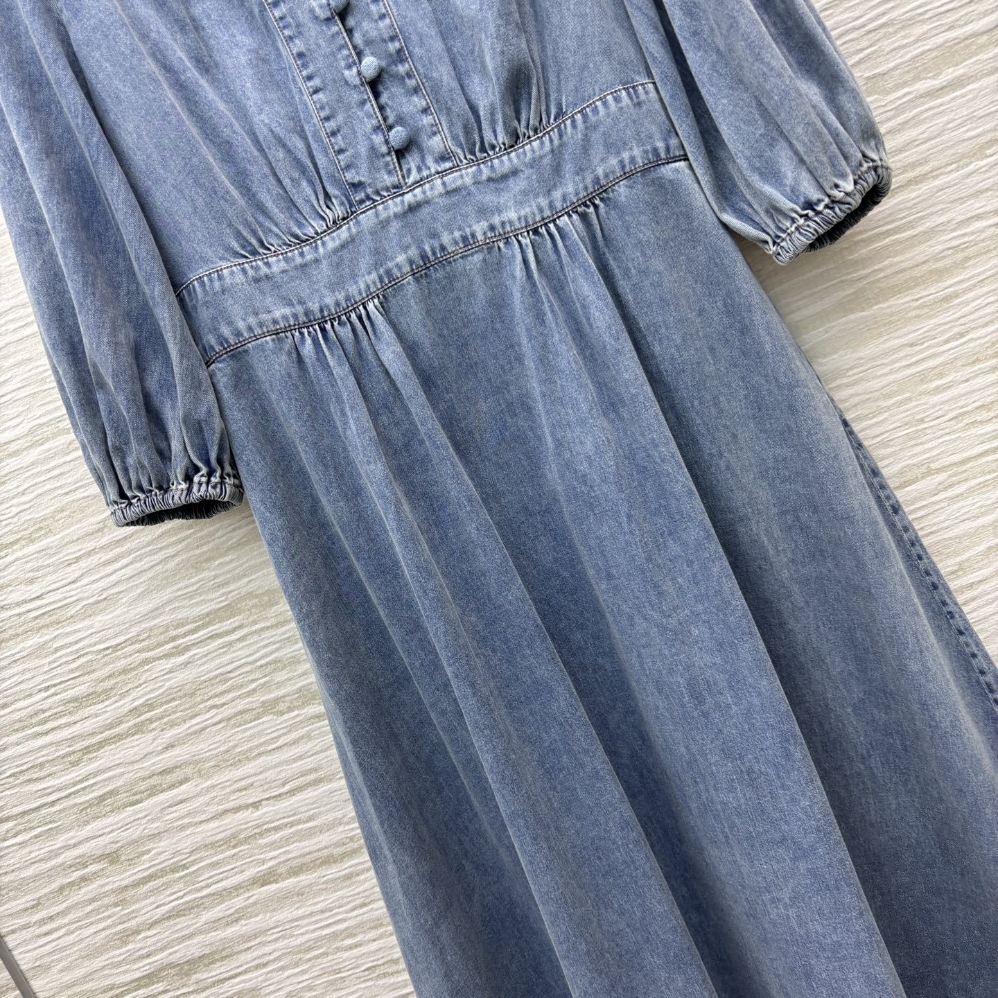 小众品牌Z家25年春夏新品 系列 灯笼袖V领牛仔连衣裙 时髦必备款 V领灯笼袖收腰设计 上身打造性感减龄