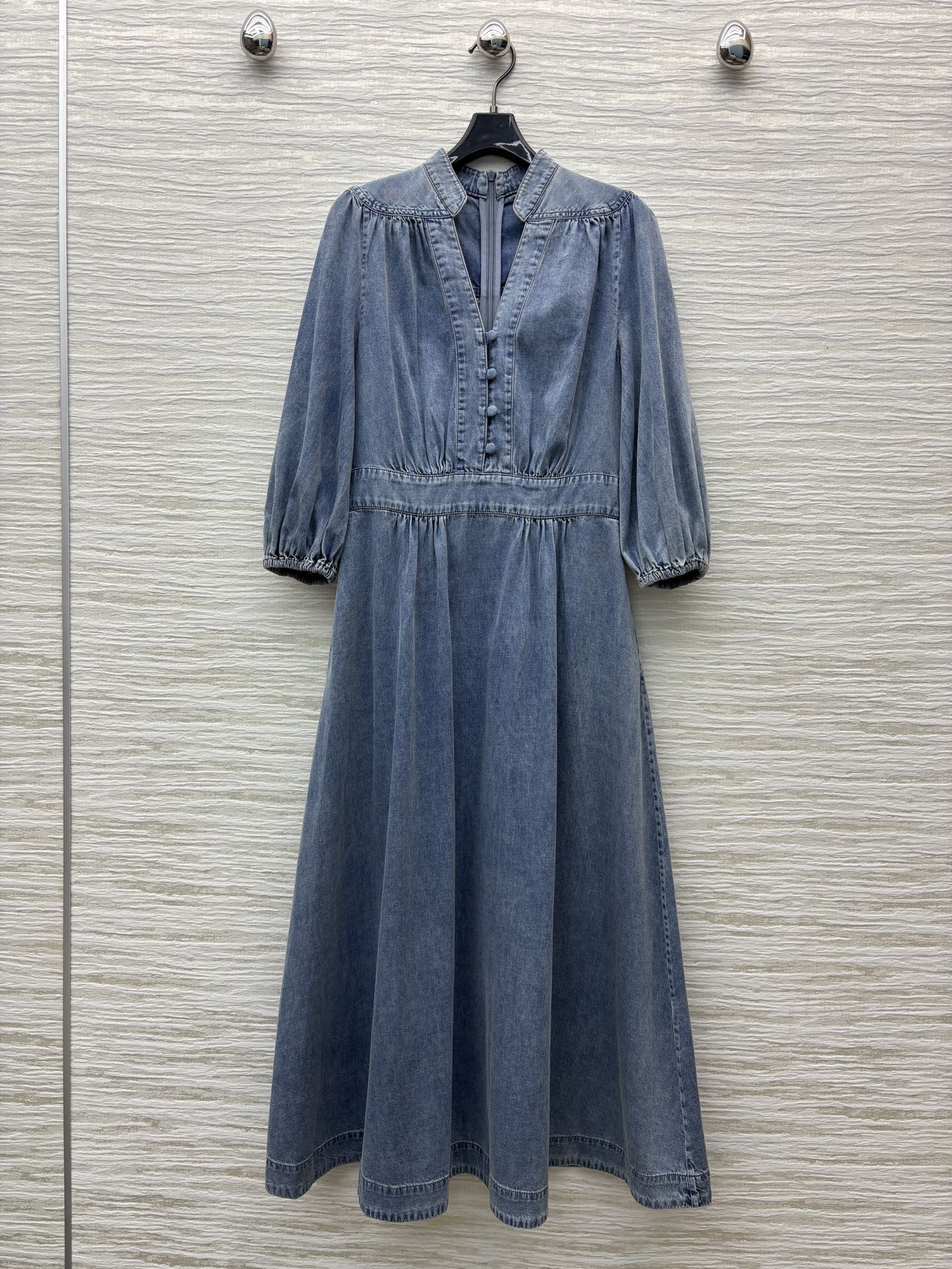 小众品牌Z家25年春夏新品 系列 灯笼袖V领牛仔连衣裙 时髦必备款 V领灯笼袖收腰设计 上身打造性感减龄