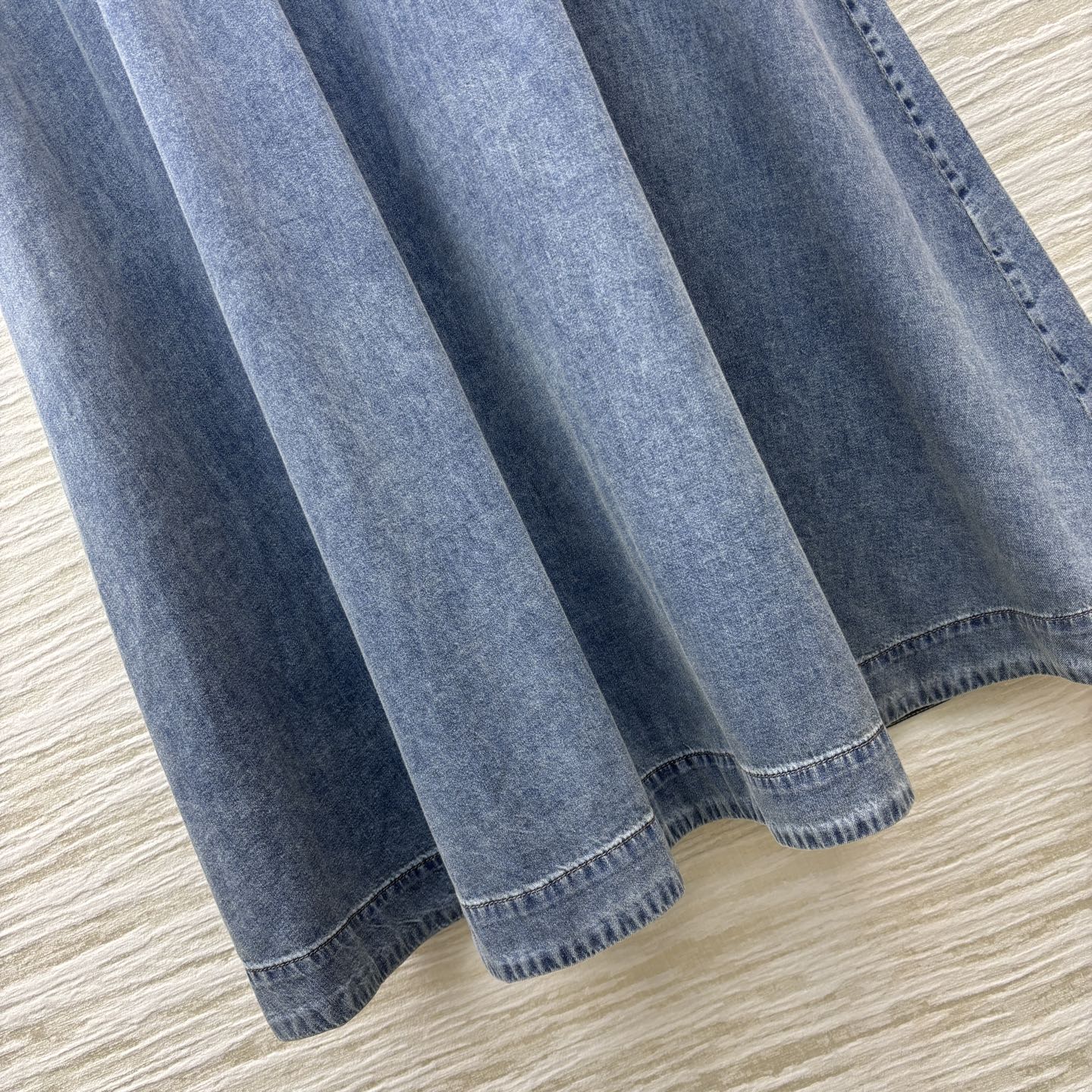 小众品牌Z家25年春夏新品 系列 灯笼袖V领牛仔连衣裙 时髦必备款 V领灯笼袖收腰设计 上身打造性感减龄