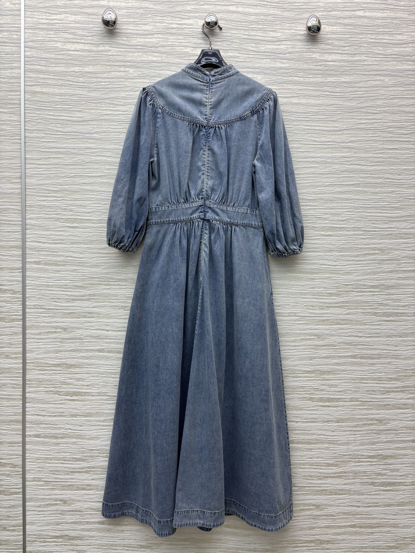 小众品牌Z家25年春夏新品 系列 灯笼袖V领牛仔连衣裙 时髦必备款 V领灯笼袖收腰设计 上身打造性感减龄