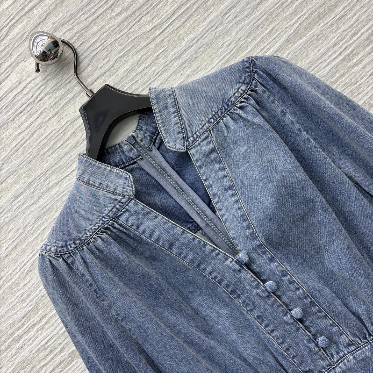 小众品牌Z家25年春夏新品 系列 灯笼袖V领牛仔连衣裙 时髦必备款 V领灯笼袖收腰设计 上身打造性感减龄