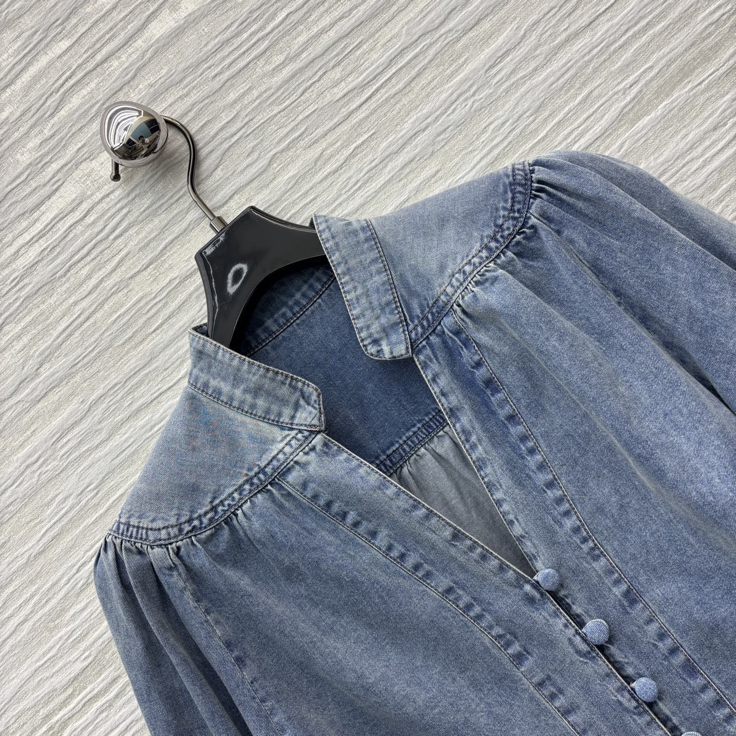 小众品牌Z家25年春夏新品 系列 灯笼袖V领牛仔衬衣时髦必备款 V领灯笼袖宽松版型 上身打造性感减龄气质