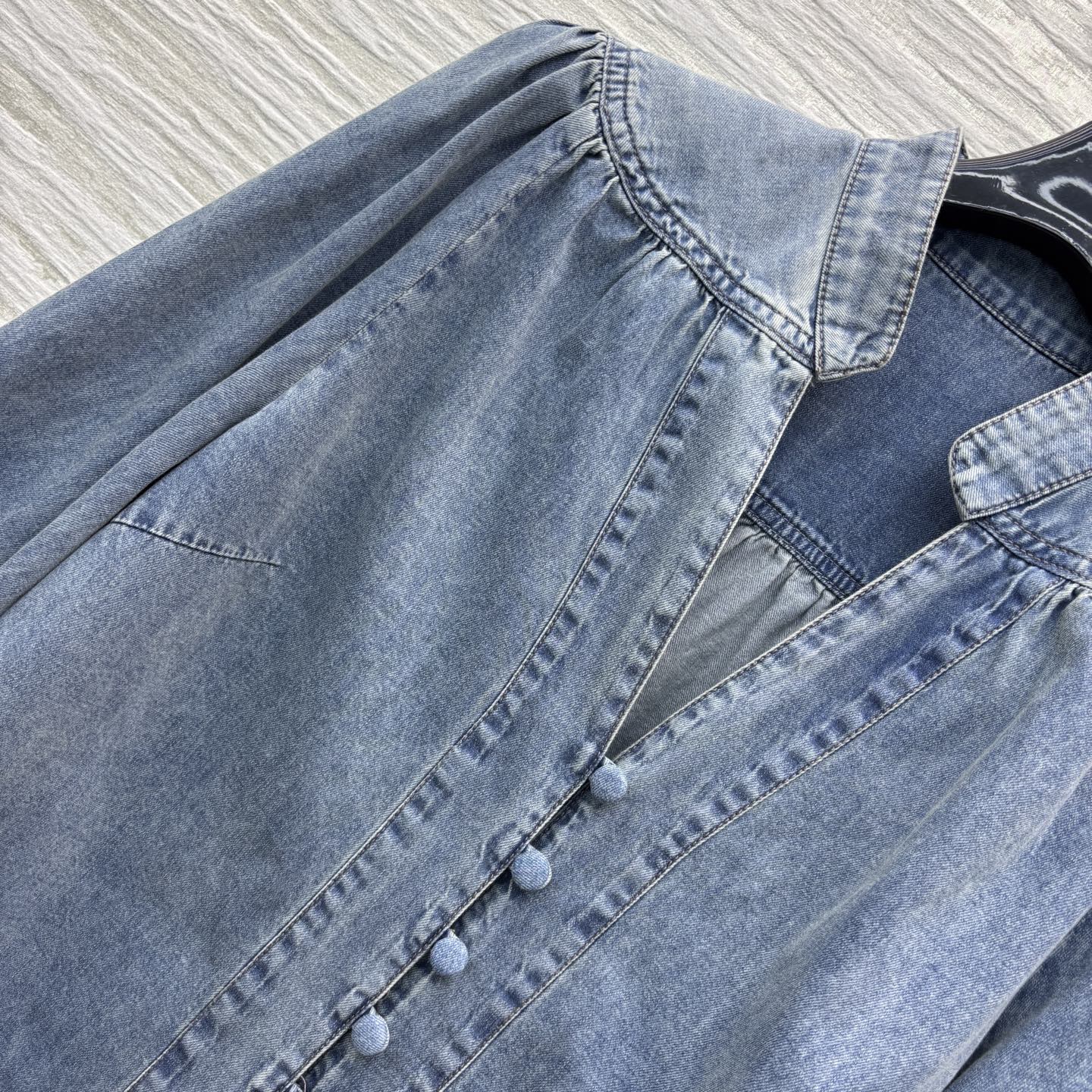 小众品牌Z家25年春夏新品 系列 灯笼袖V领牛仔衬衣时髦必备款 V领灯笼袖宽松版型 上身打造性感减龄气质