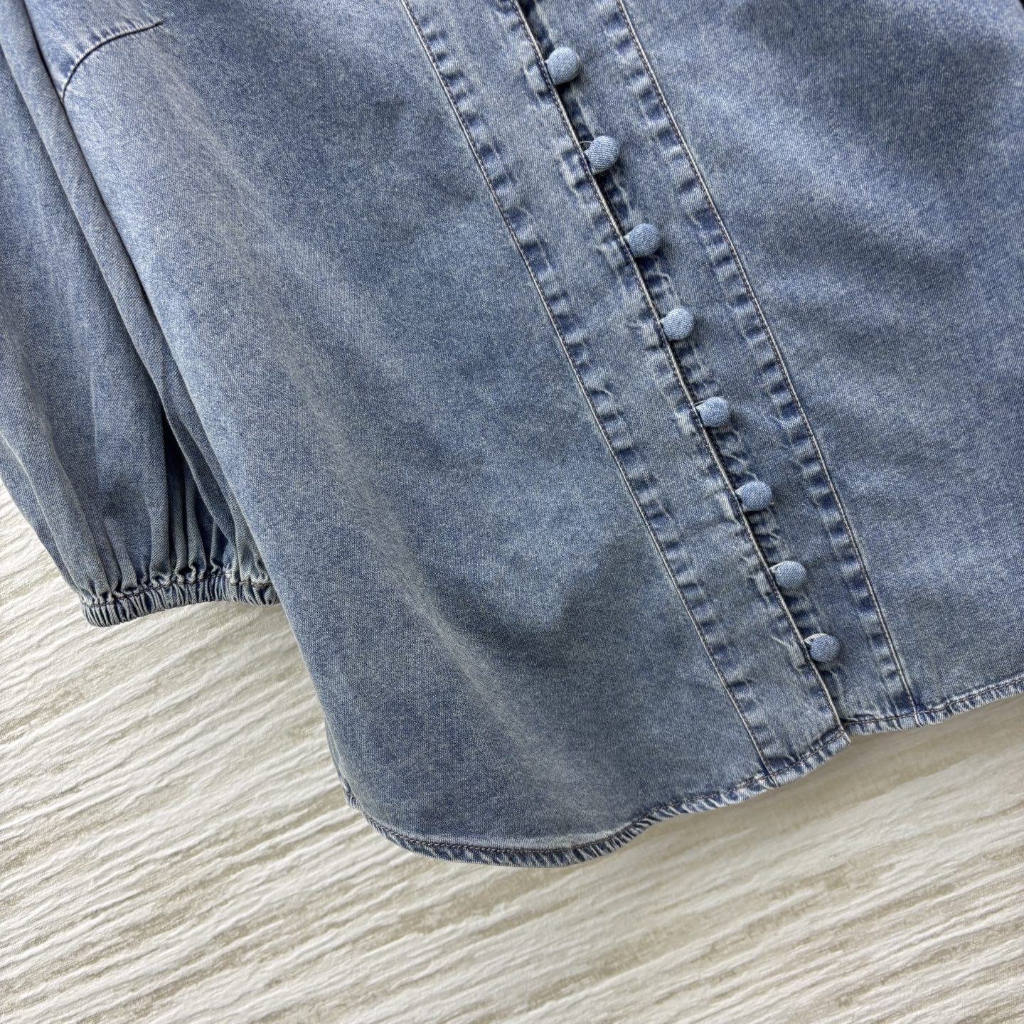 小众品牌Z家25年春夏新品 系列 灯笼袖V领牛仔衬衣时髦必备款 V领灯笼袖宽松版型 上身打造性感减龄气质