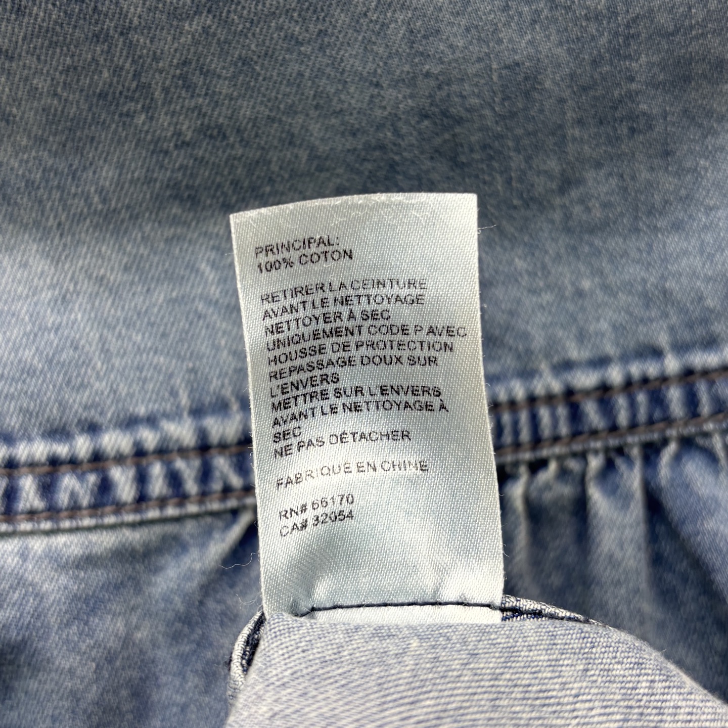 小众品牌Z家25年春夏新品 系列 灯笼袖V领牛仔衬衣时髦必备款 V领灯笼袖宽松版型 上身打造性感减龄气质