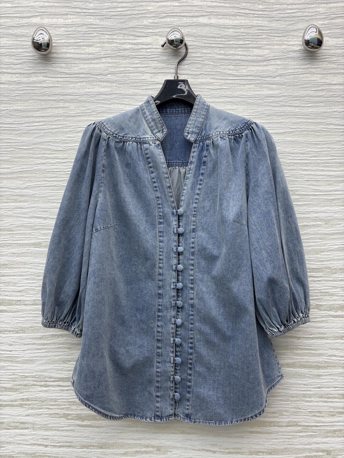 小众品牌Z家25年春夏新品 系列 灯笼袖V领牛仔衬衣时髦必备款 V领灯笼袖宽松版型 上身打造性感减龄气质