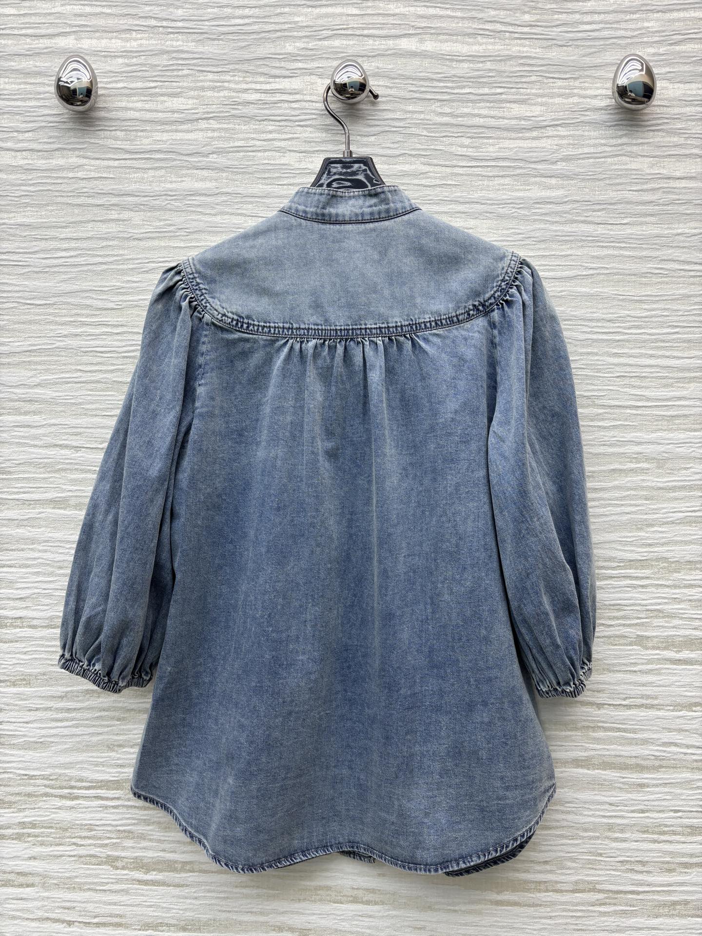 小众品牌Z家25年春夏新品 系列 灯笼袖V领牛仔衬衣时髦必备款 V领灯笼袖宽松版型 上身打造性感减龄气质