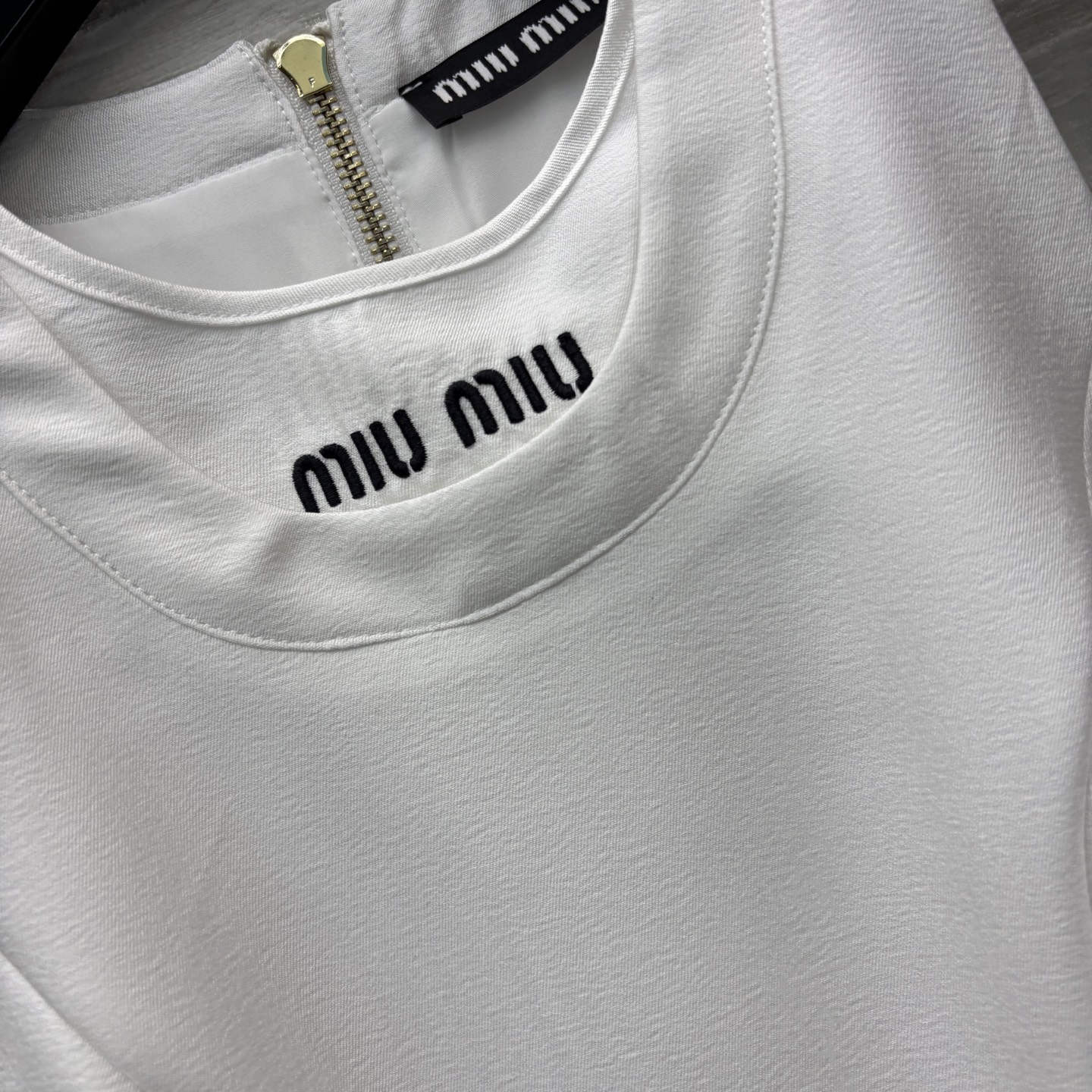 Miu家 25春夏 立体收腰无袖A字连衣裙 高级法式轻熟风 可甜可盐 简洁A字设计 优雅大气款 通勤或者