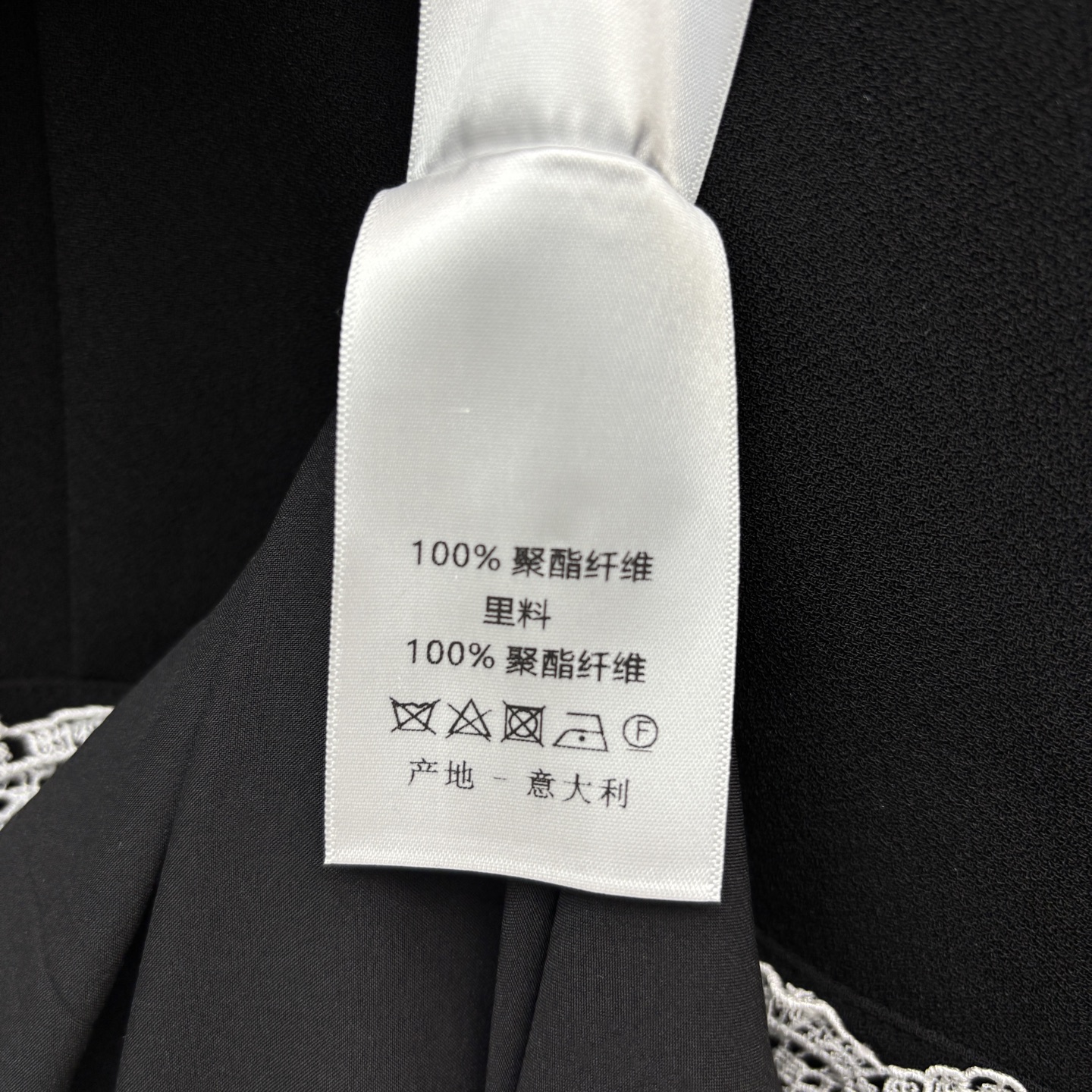 D家 25春夏新款 撞色蕾丝边拼接翻领短袖小黑裙  端庄大方得体 撞色蕾丝 一秒的吸睛抢镜 上身百搭时髦