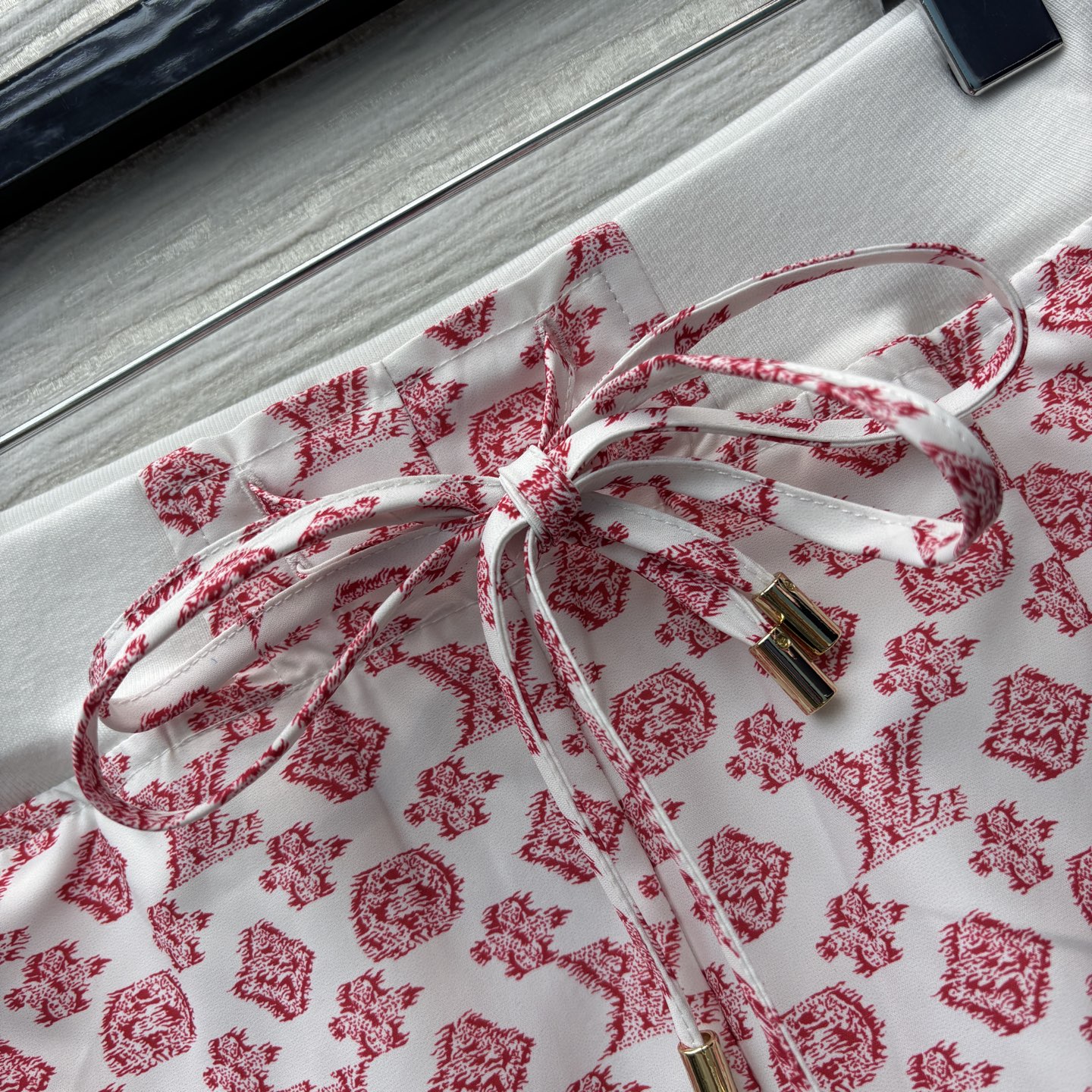 L家 25新款 老花字母印花连帽套装 连帽外套+松紧腰短裤 一套超好看 粉白撞色元素图案 上身高级又时髦