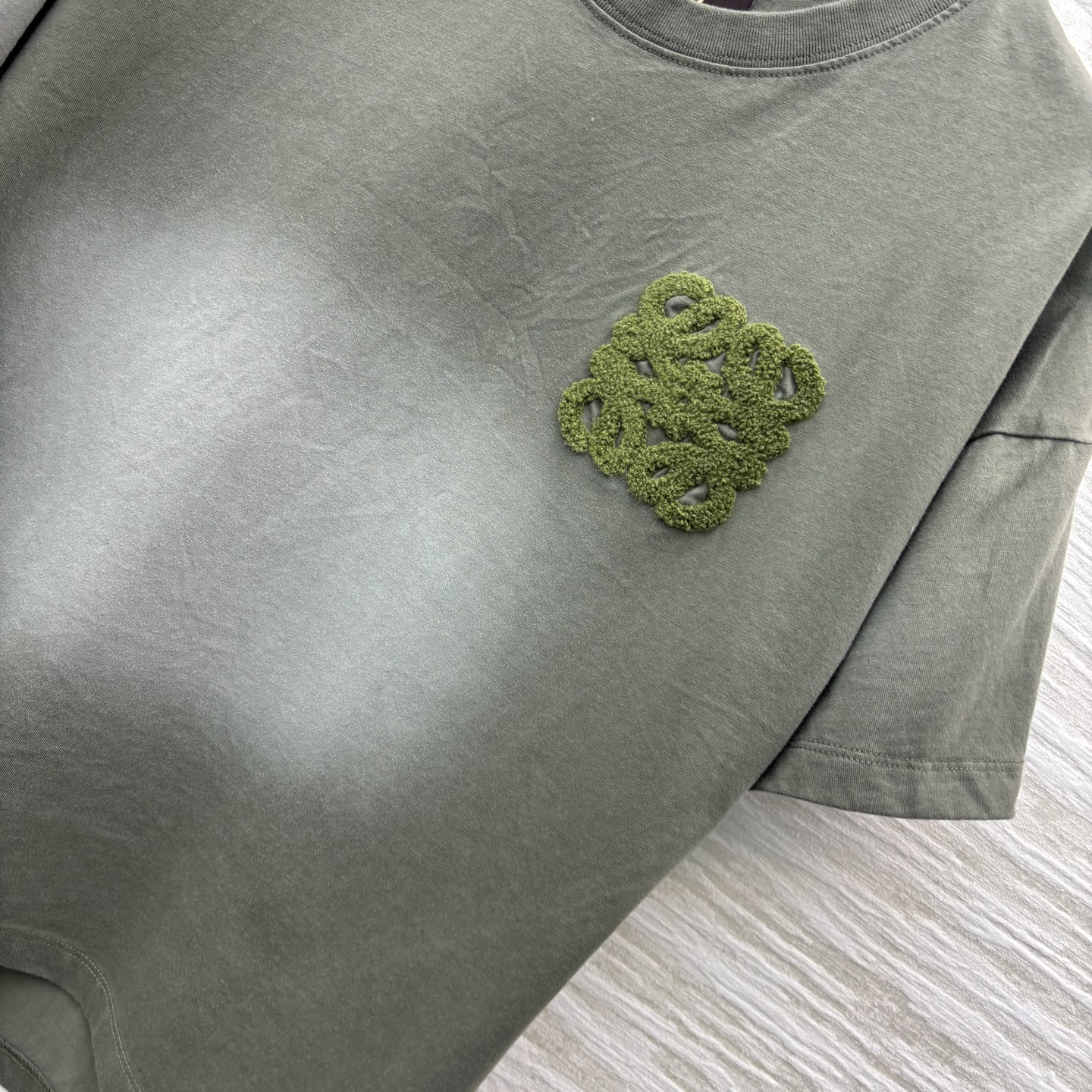 LW家 25新款 刺绣logo渐变超短T 简单不俗气 清新减龄很适合夏日穿搭 胸前刺绣logo徽标点缀 
