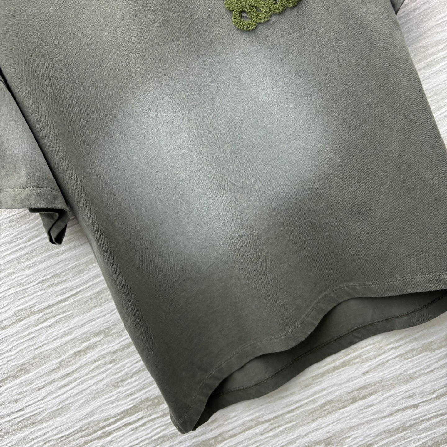 LW家 25新款 刺绣logo渐变超短T 简单不俗气 清新减龄很适合夏日穿搭 胸前刺绣logo徽标点缀 