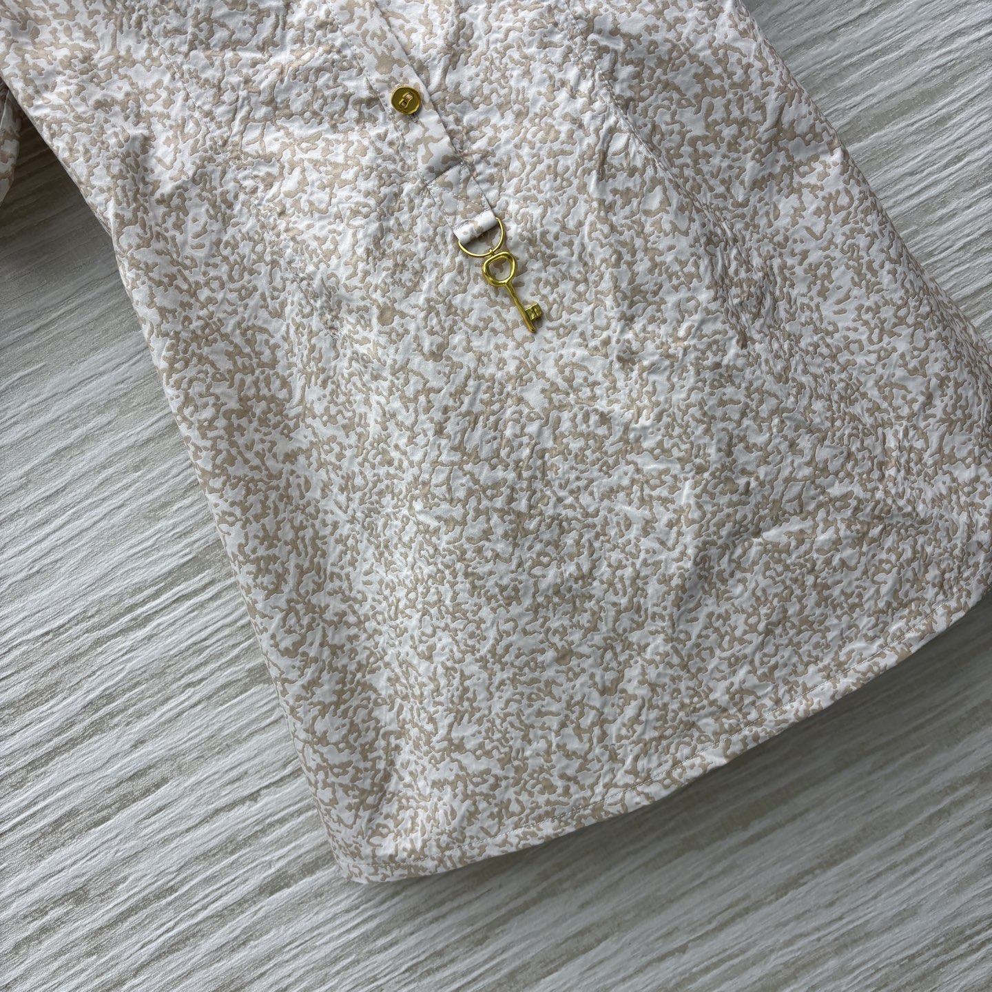 四个码数SMLXL Sch 25新款 异形扣装饰立领连衣裙 衬衫式领口 简约又不失干练  收腰剪裁瞬间勾