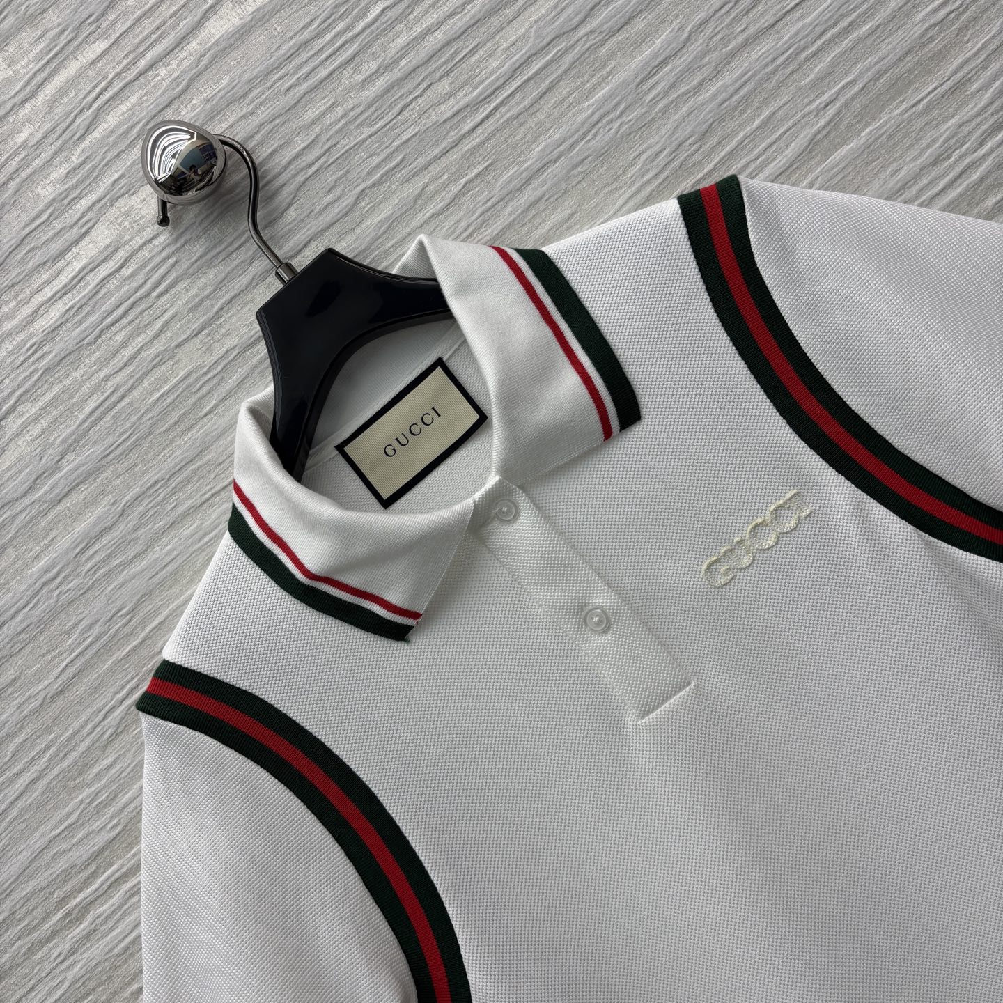 G家25织带拼接polo领短袖连衣裙 简约白色基调尽显干净纯粹 领口撞色织带点缀 拼接百褶裙摆设计 低调