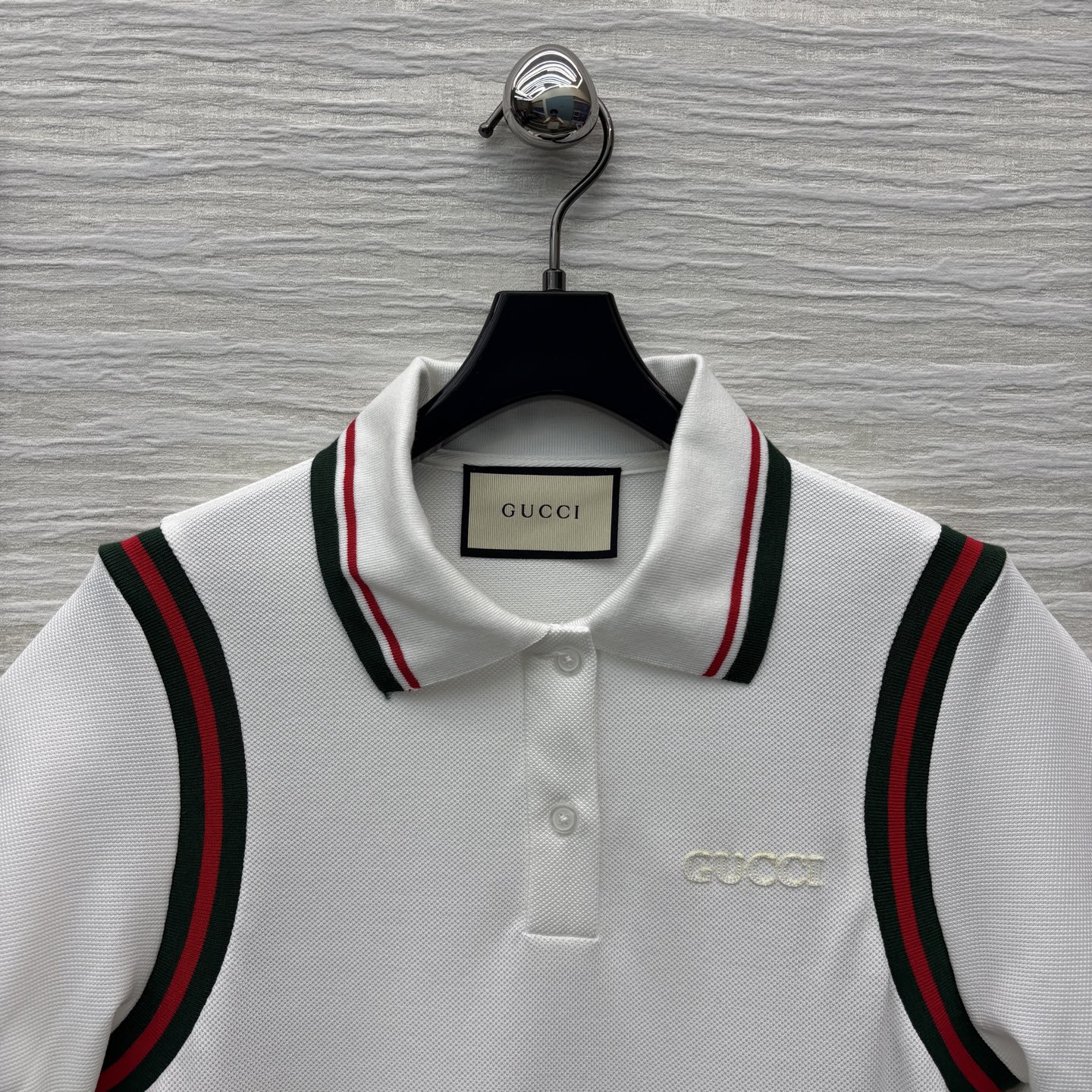 G家25织带拼接polo领短袖连衣裙 简约白色基调尽显干净纯粹 领口撞色织带点缀 拼接百褶裙摆设计 低调