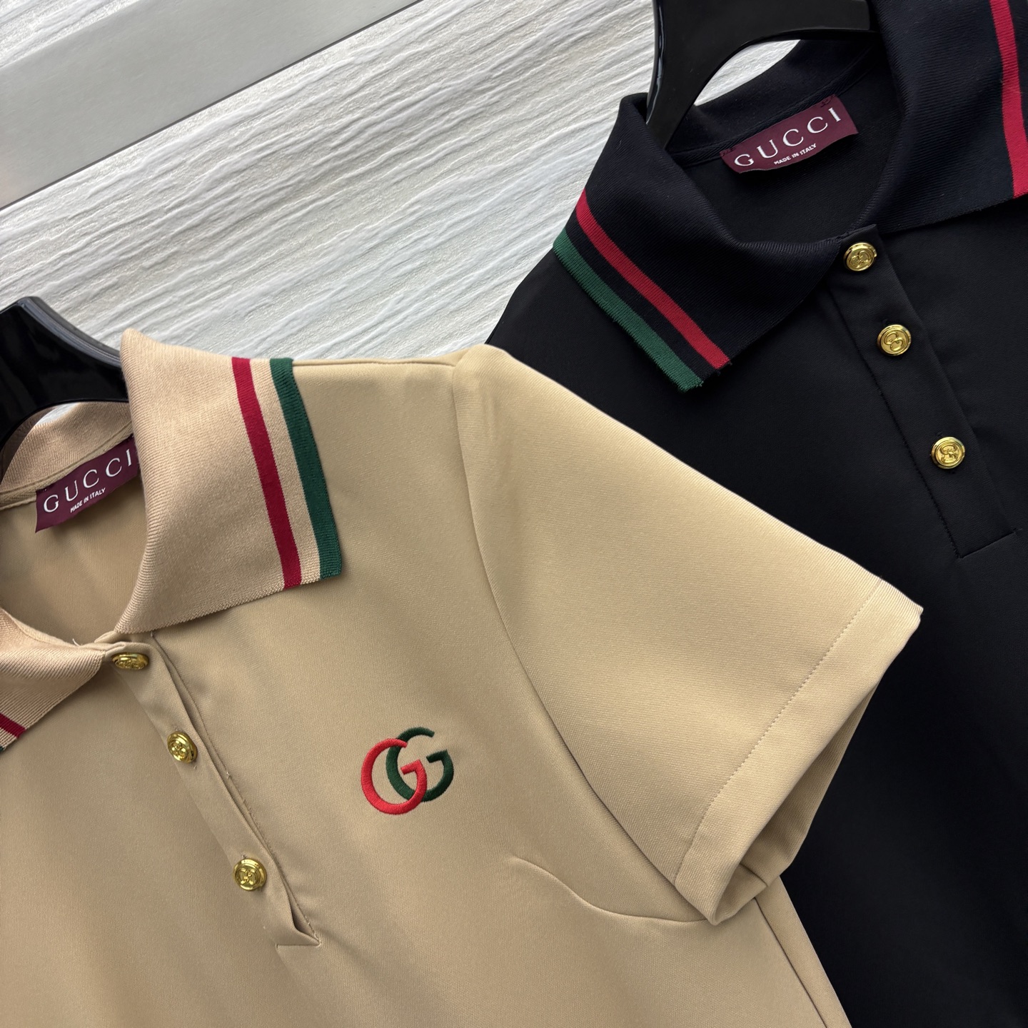 G家 25 polo领短袖连衣裙 简约设计尽显干净纯粹 领口撞色织带点缀 拼接百褶裙摆设计 低调释放个性
