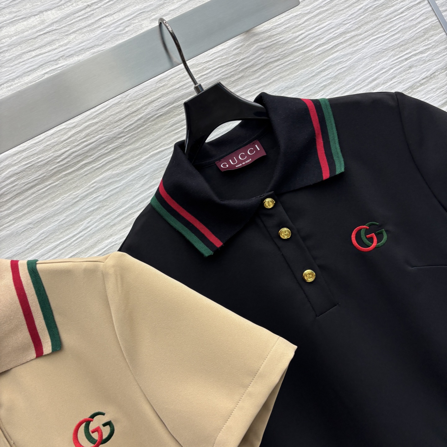 G家 25 polo领短袖连衣裙 简约设计尽显干净纯粹 领口撞色织带点缀 拼接百褶裙摆设计 低调释放个性
