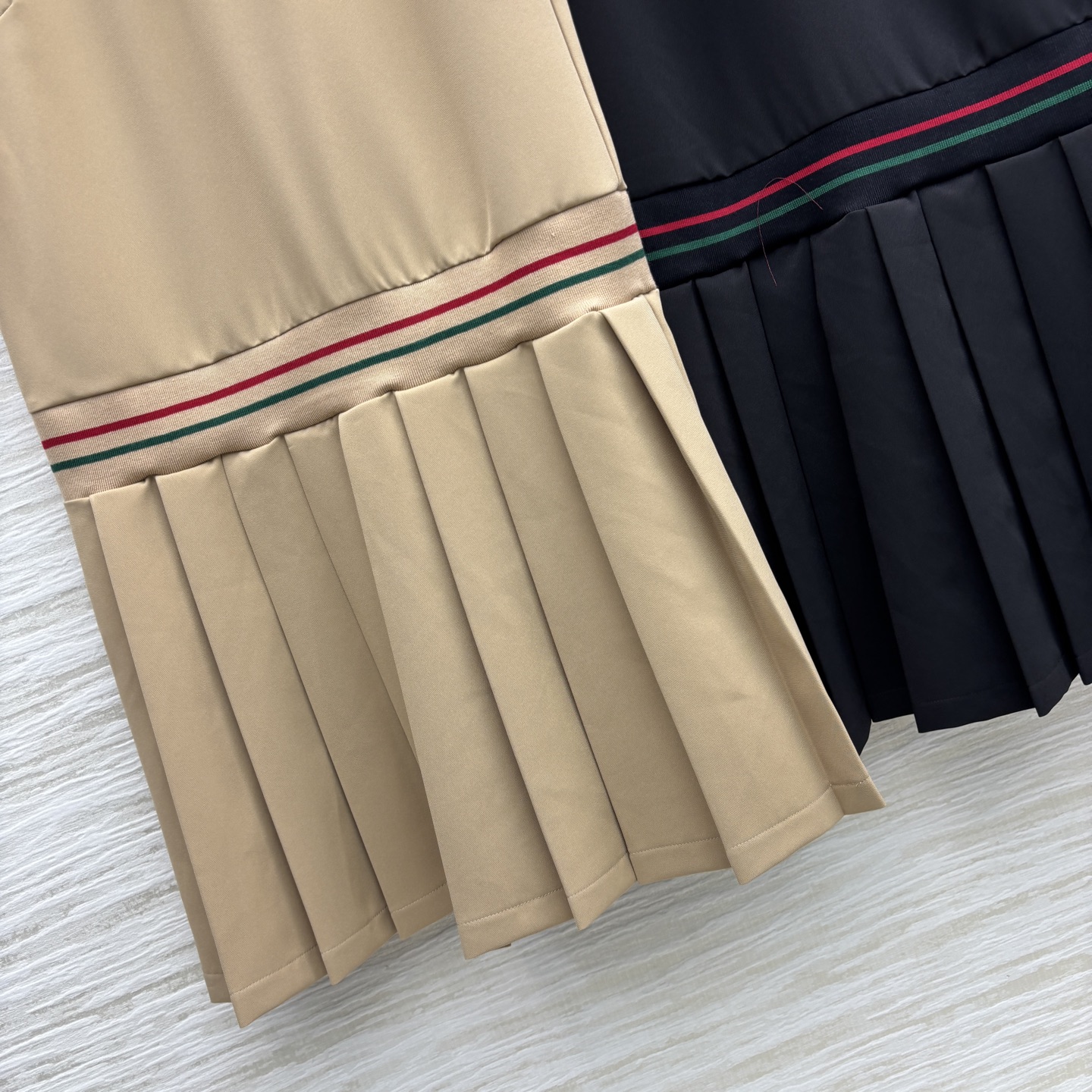 G家 25 polo领短袖连衣裙 简约设计尽显干净纯粹 领口撞色织带点缀 拼接百褶裙摆设计 低调释放个性