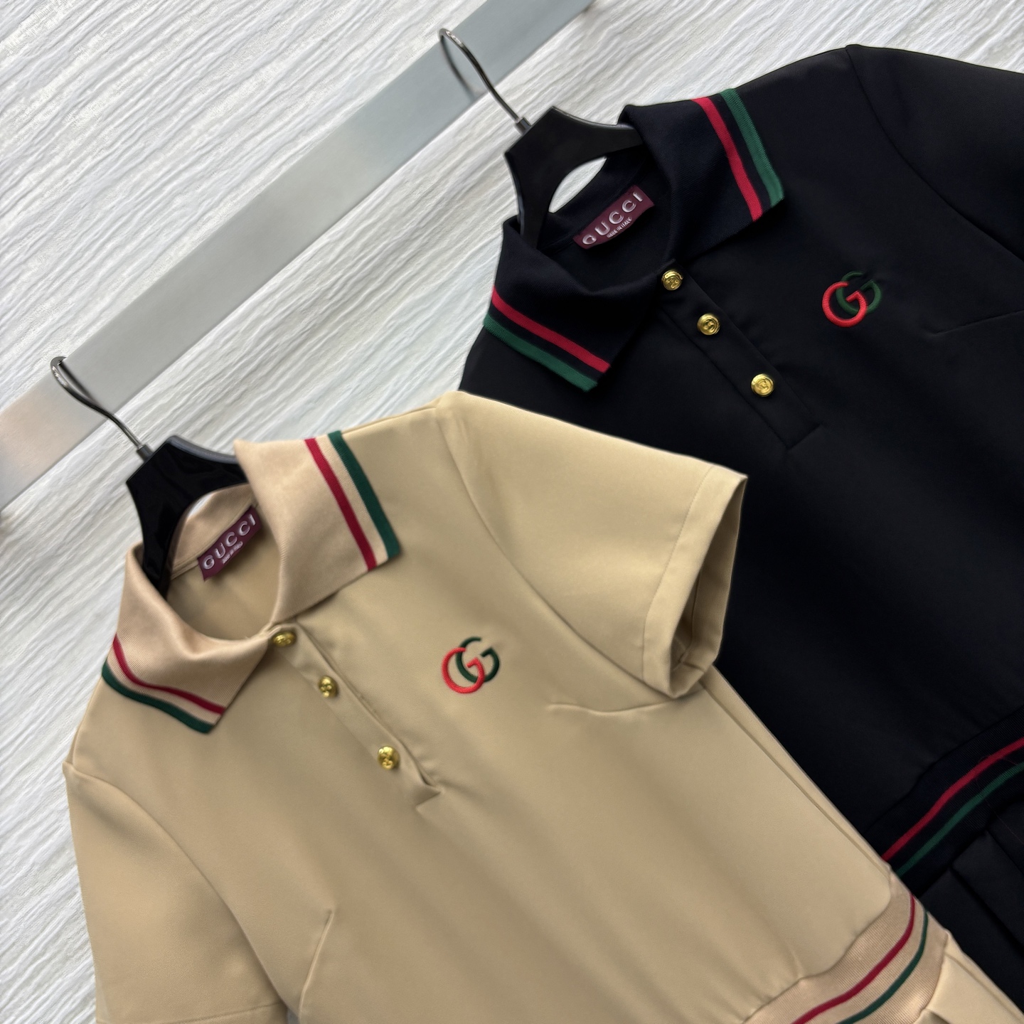 G家 25 polo领短袖连衣裙 简约设计尽显干净纯粹 领口撞色织带点缀 拼接百褶裙摆设计 低调释放个性