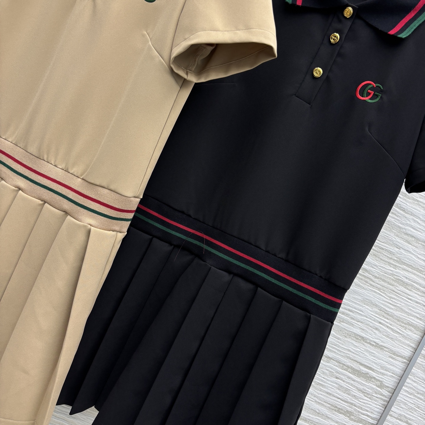 G家 25 polo领短袖连衣裙 简约设计尽显干净纯粹 领口撞色织带点缀 拼接百褶裙摆设计 低调释放个性