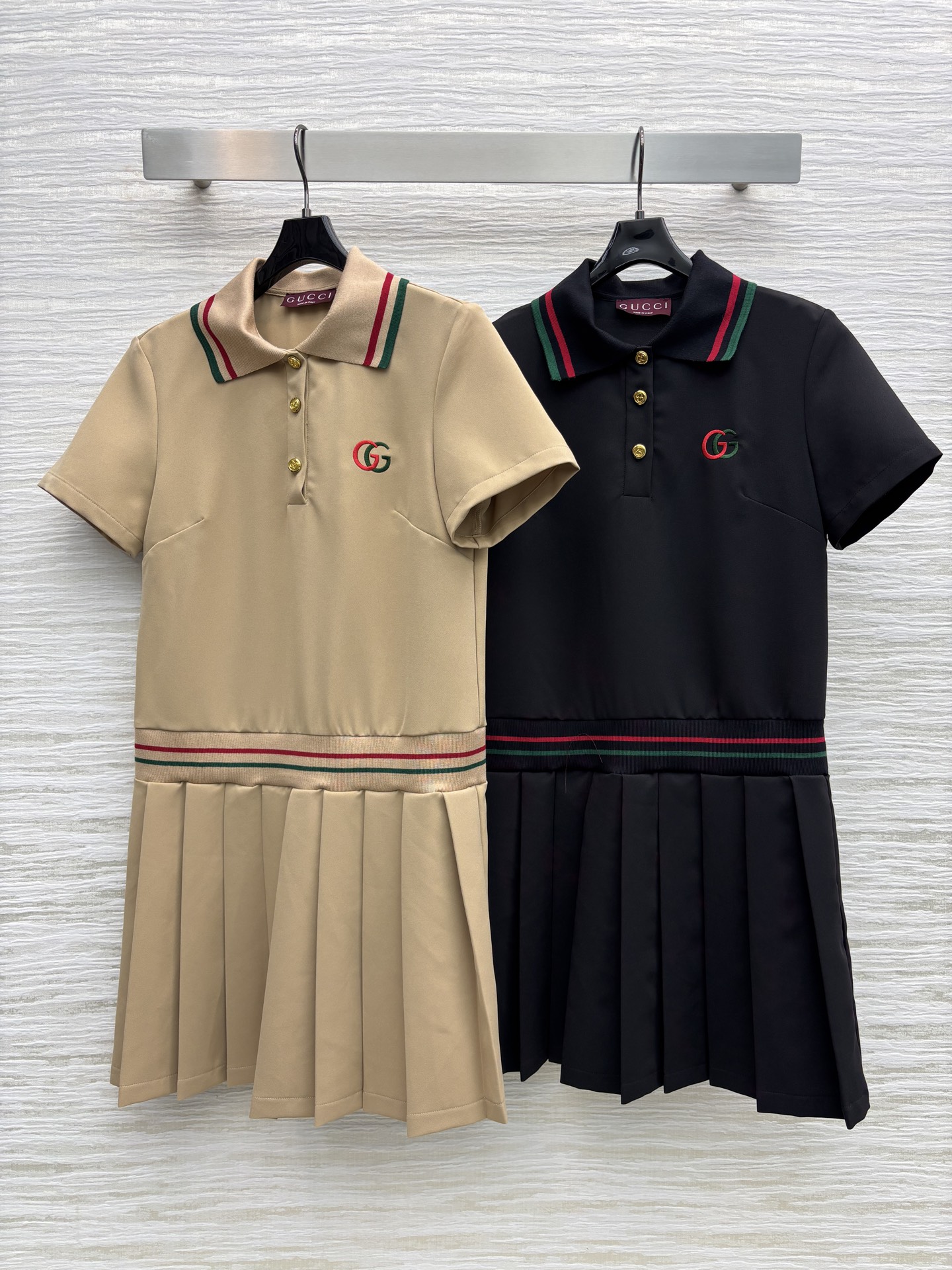 G家 25 polo领短袖连衣裙 简约设计尽显干净纯粹 领口撞色织带点缀 拼接百褶裙摆设计 低调释放个性