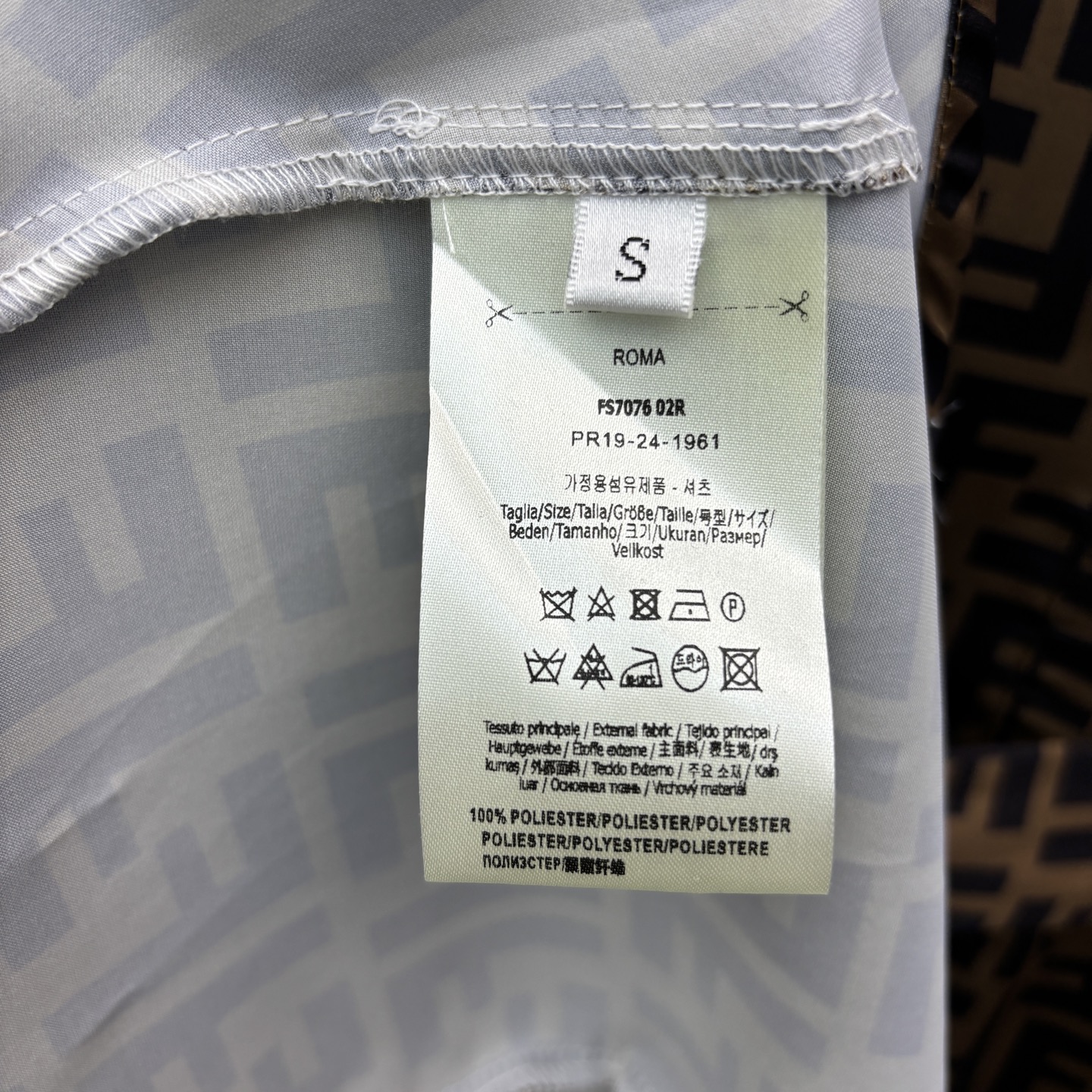 F家 25新款 不规则翻领无袖衬衫裙 双F字母印花 时髦随性 单排精巧襟扣点缀装饰 彰显品牌调性 腰间系