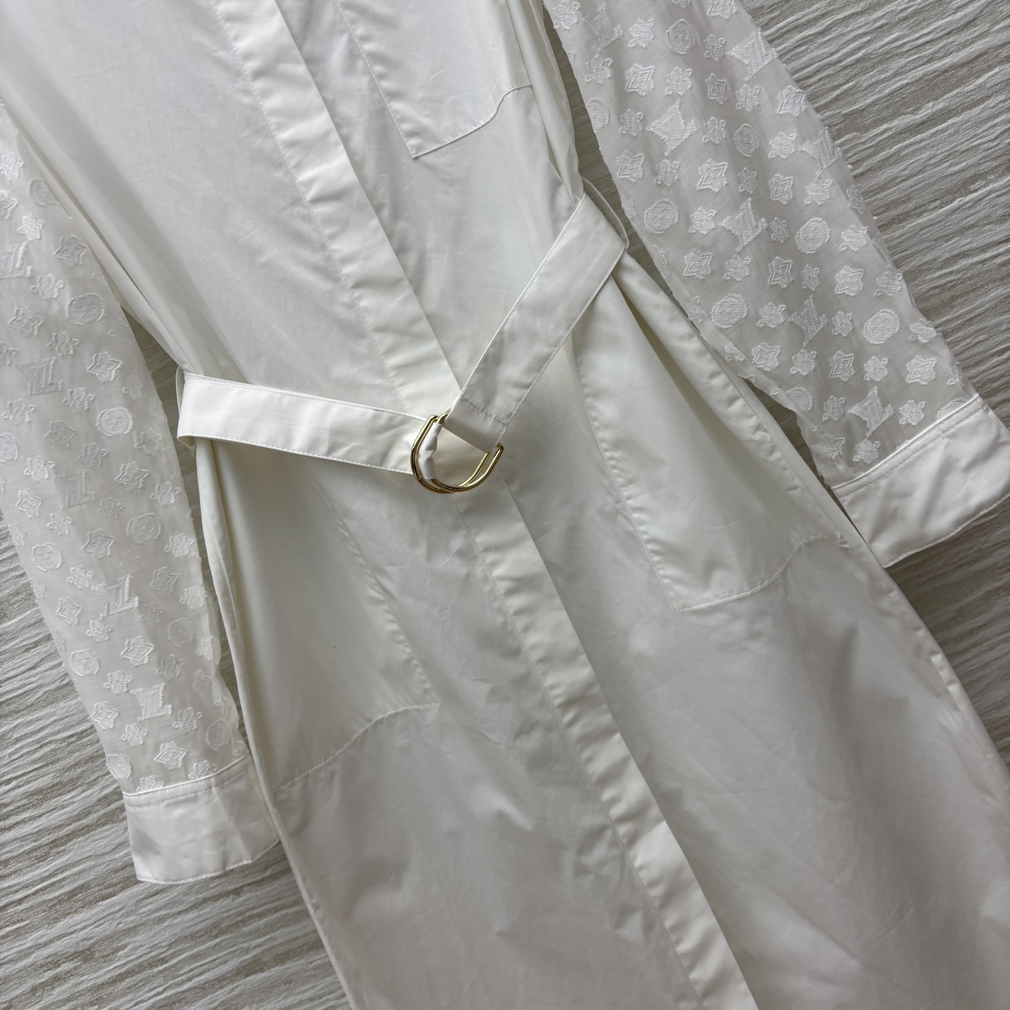 L家 25夏季新款 翻领拼接老花提花衬式连衣裙 夏季穿搭 既清爽又舒适 拼接透视提花老花衣袖设计 上身随