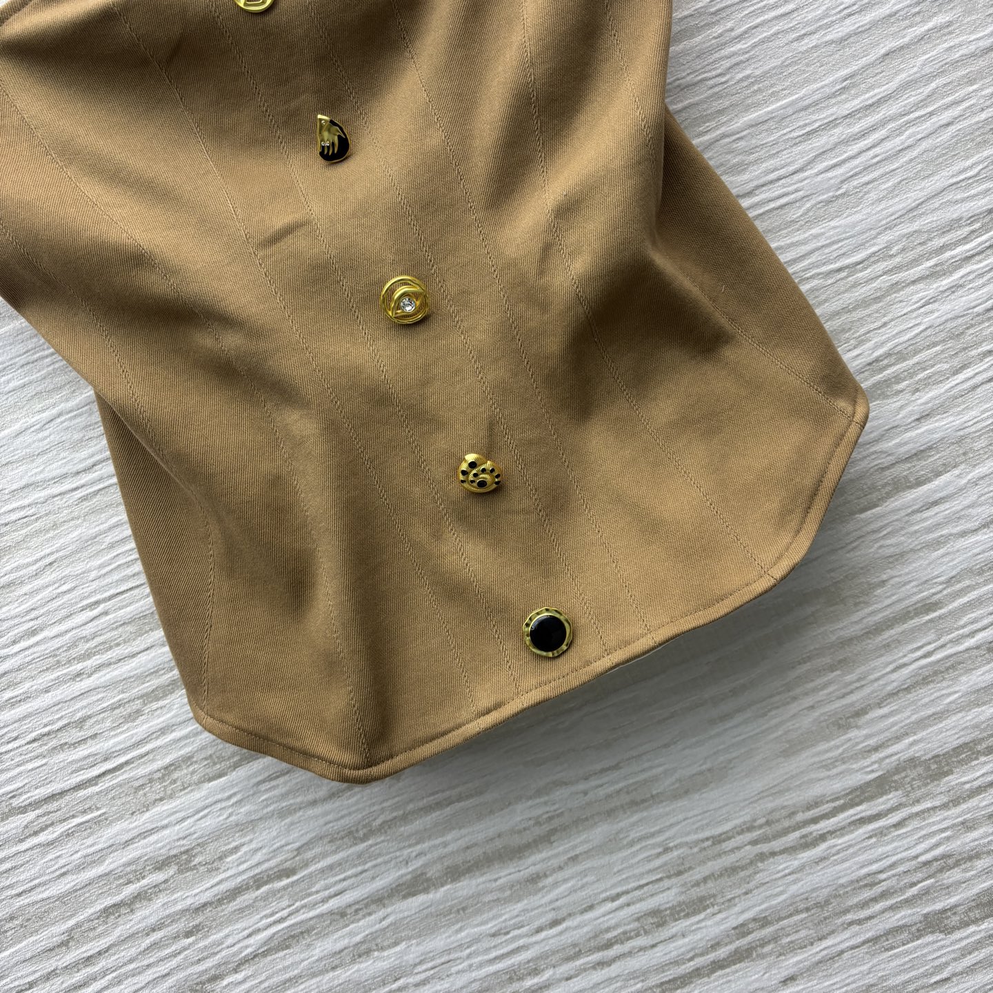 四个码数SMLXL Sch家 25新款 异形扣裹胸上衣 甜辣女孩必备 异形扣设计 简直是甜辣女孩的必备单