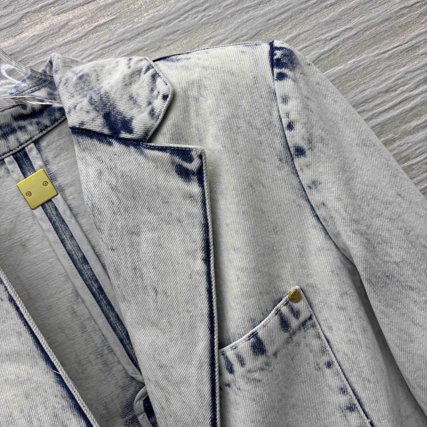 四个码数SMLXL Sch家 25春夏 锁牌扣炒雪花立领牛仔西装 率性时髦 炒雪花牛仔洗水工艺 自带帅气